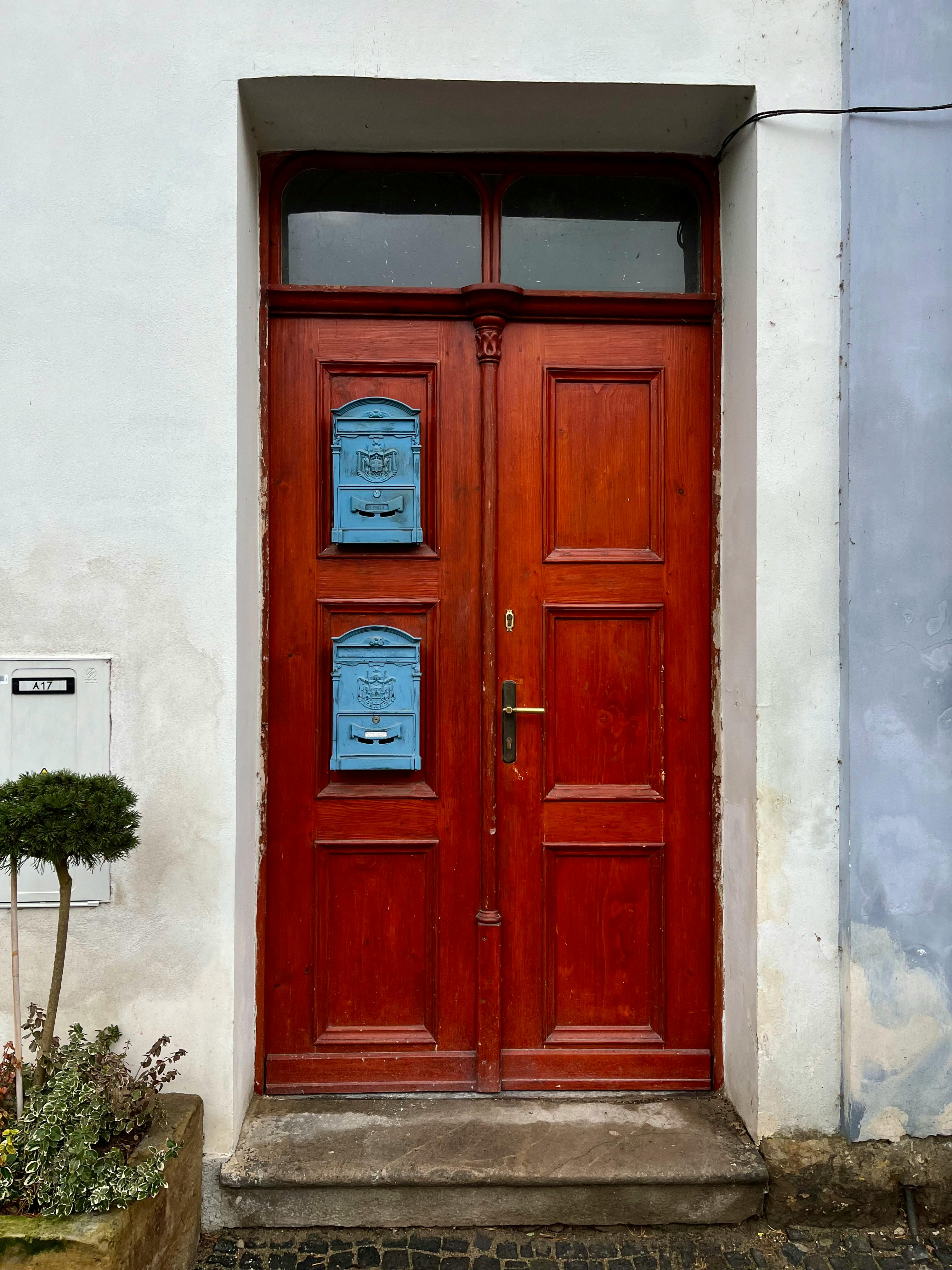 A closed front door | Source: Pexels