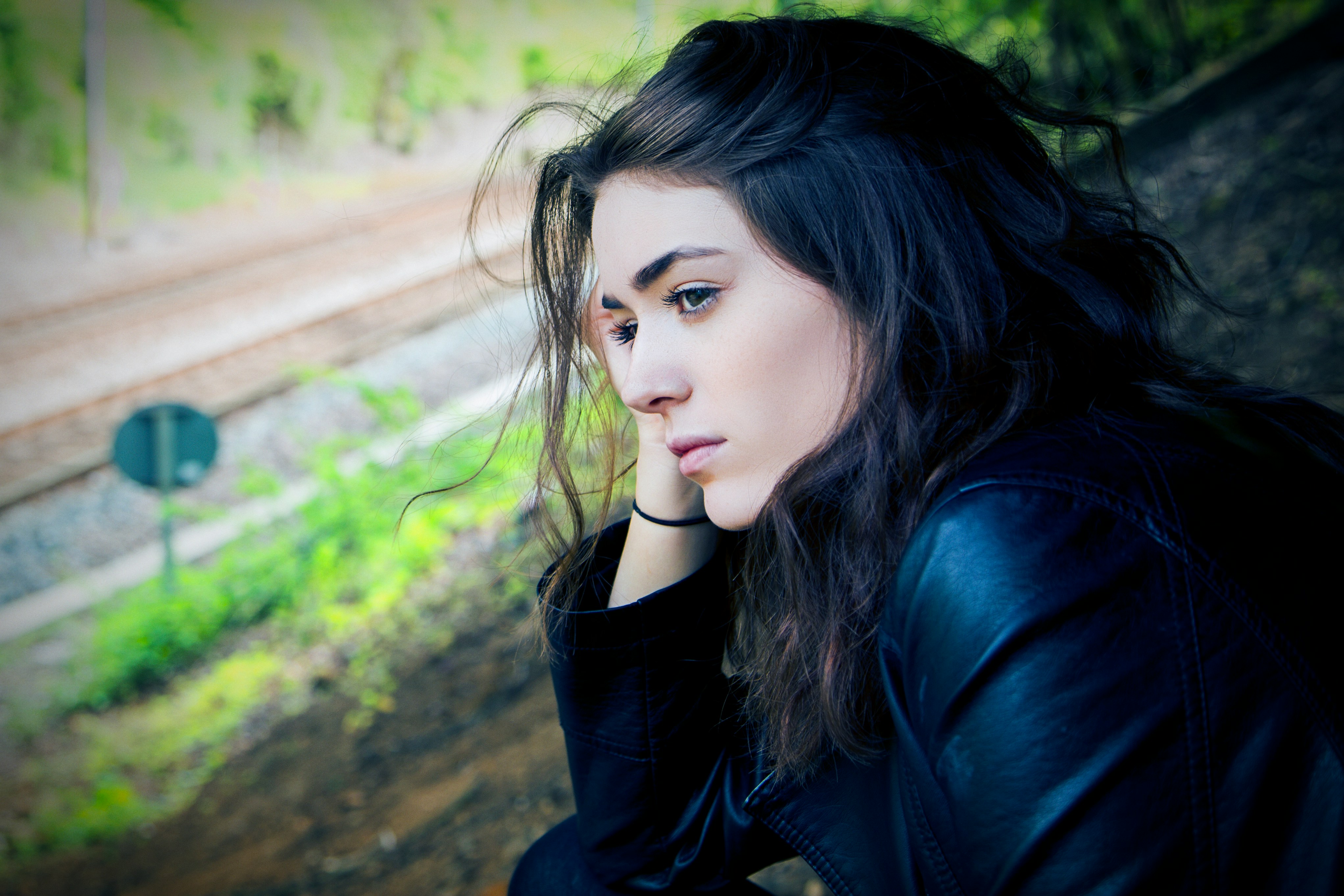 A sad, thoughtful woman | Source: Pexels