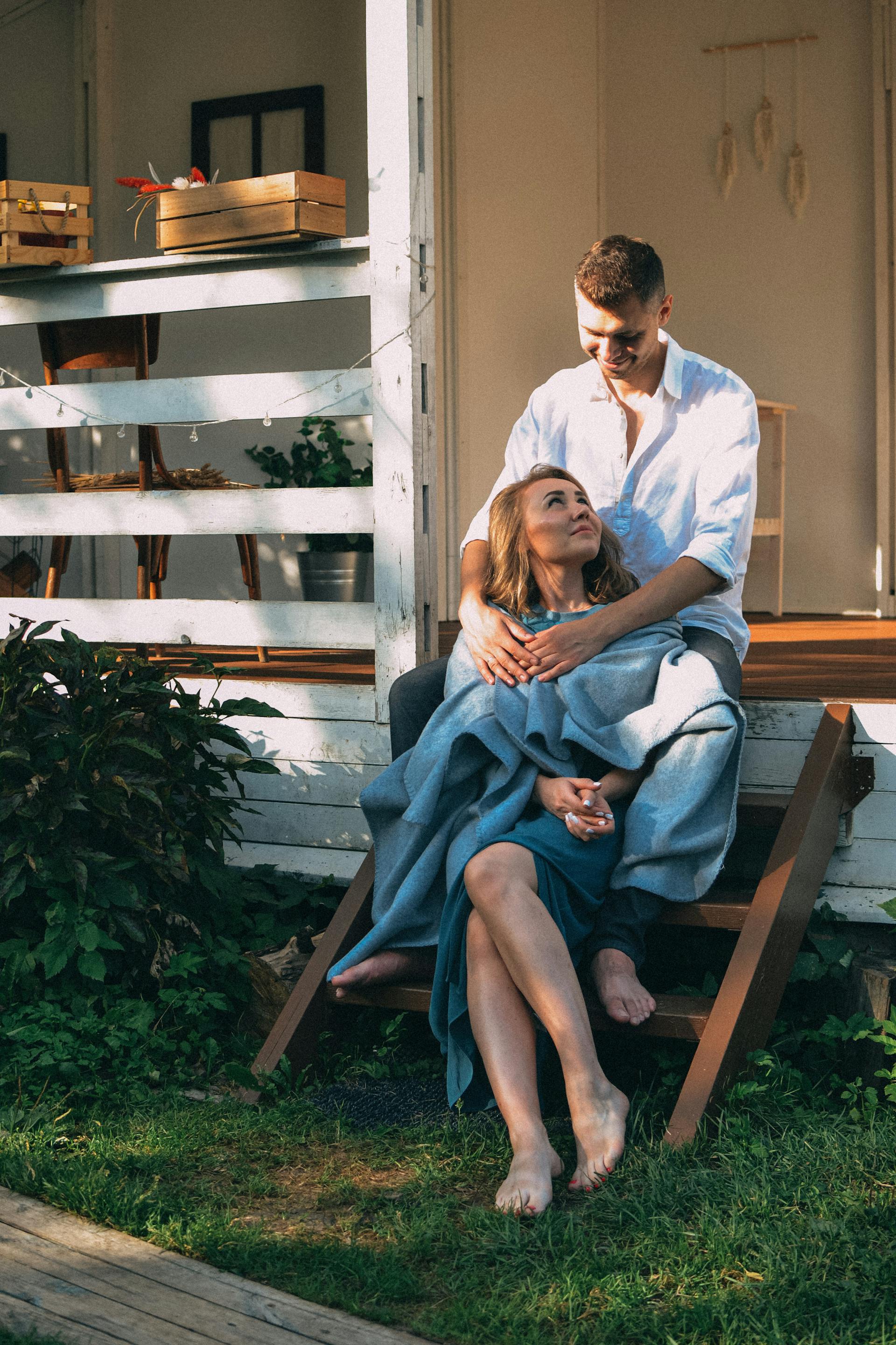 A loving couple sitting together | Source: Pexels