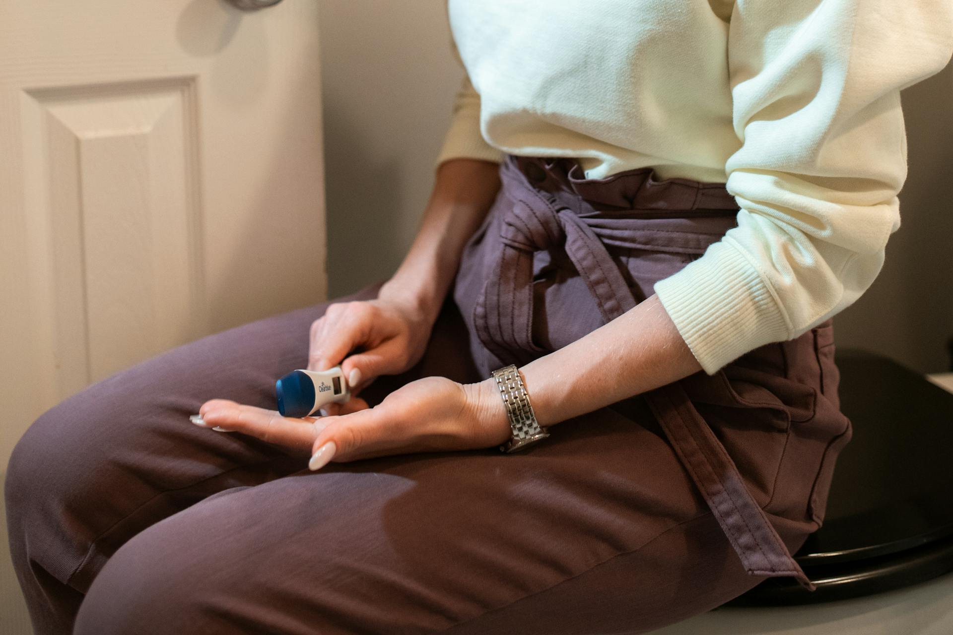 A woman holding a pregnancy test | Source: Midjourney