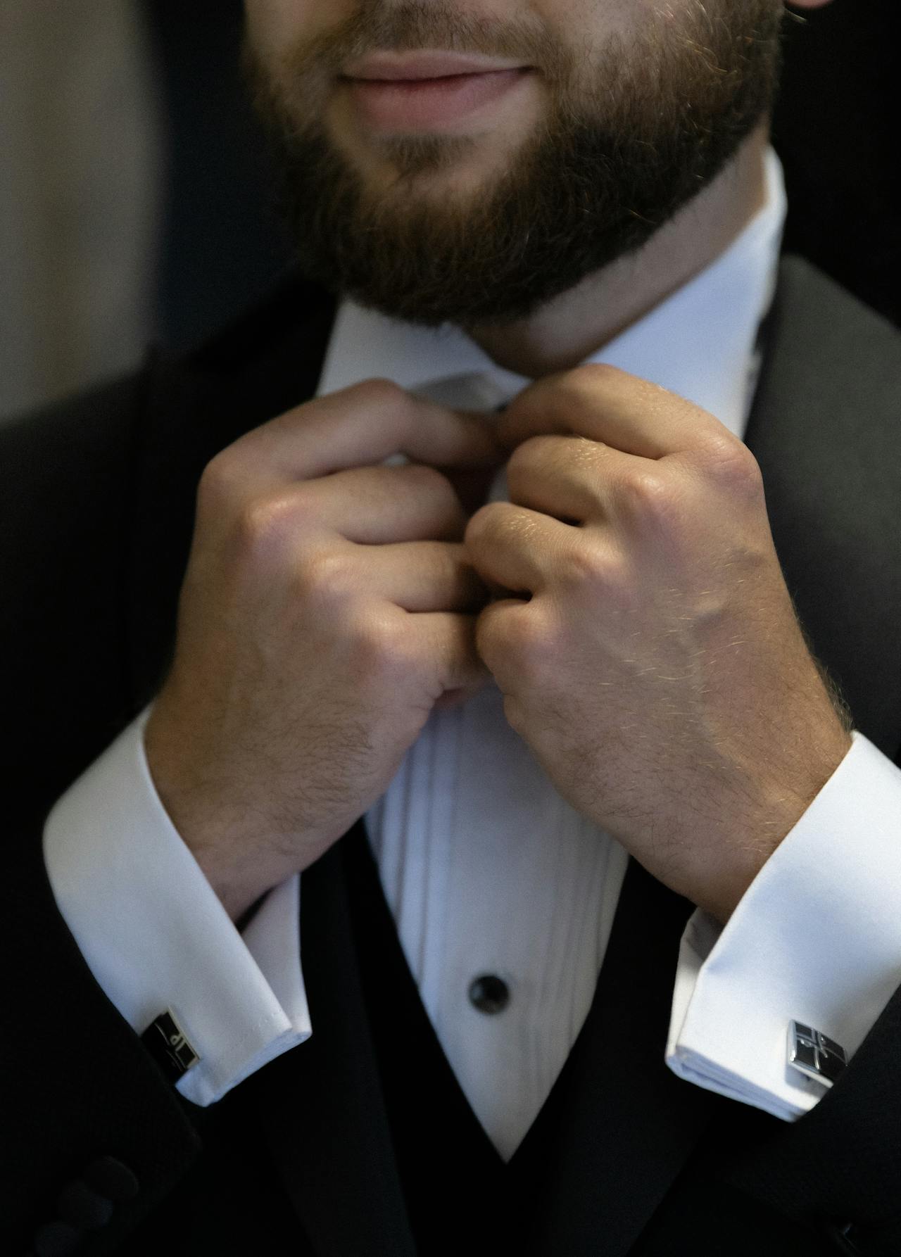 A man adjusting his tie | Source: Pexels