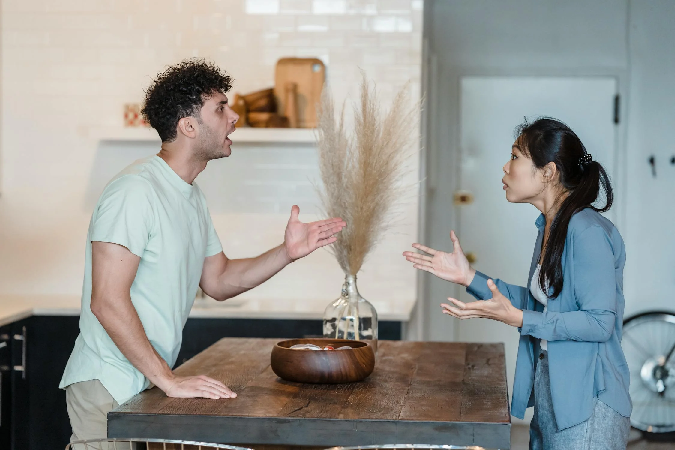 Un couple se dispute dans leur cuisine ⏐ Source : Pexels