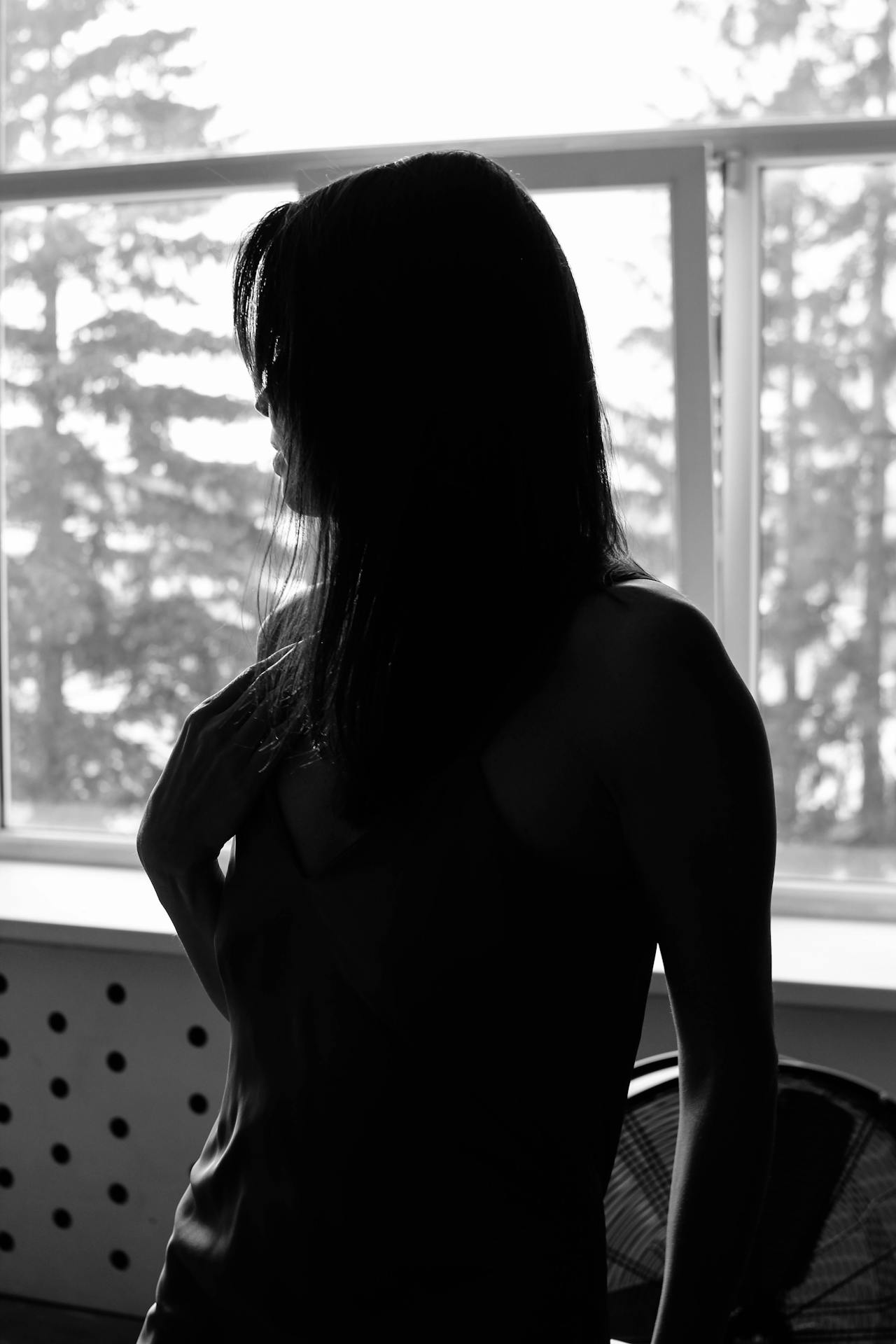 A woman standing in a room | Source: Pexels