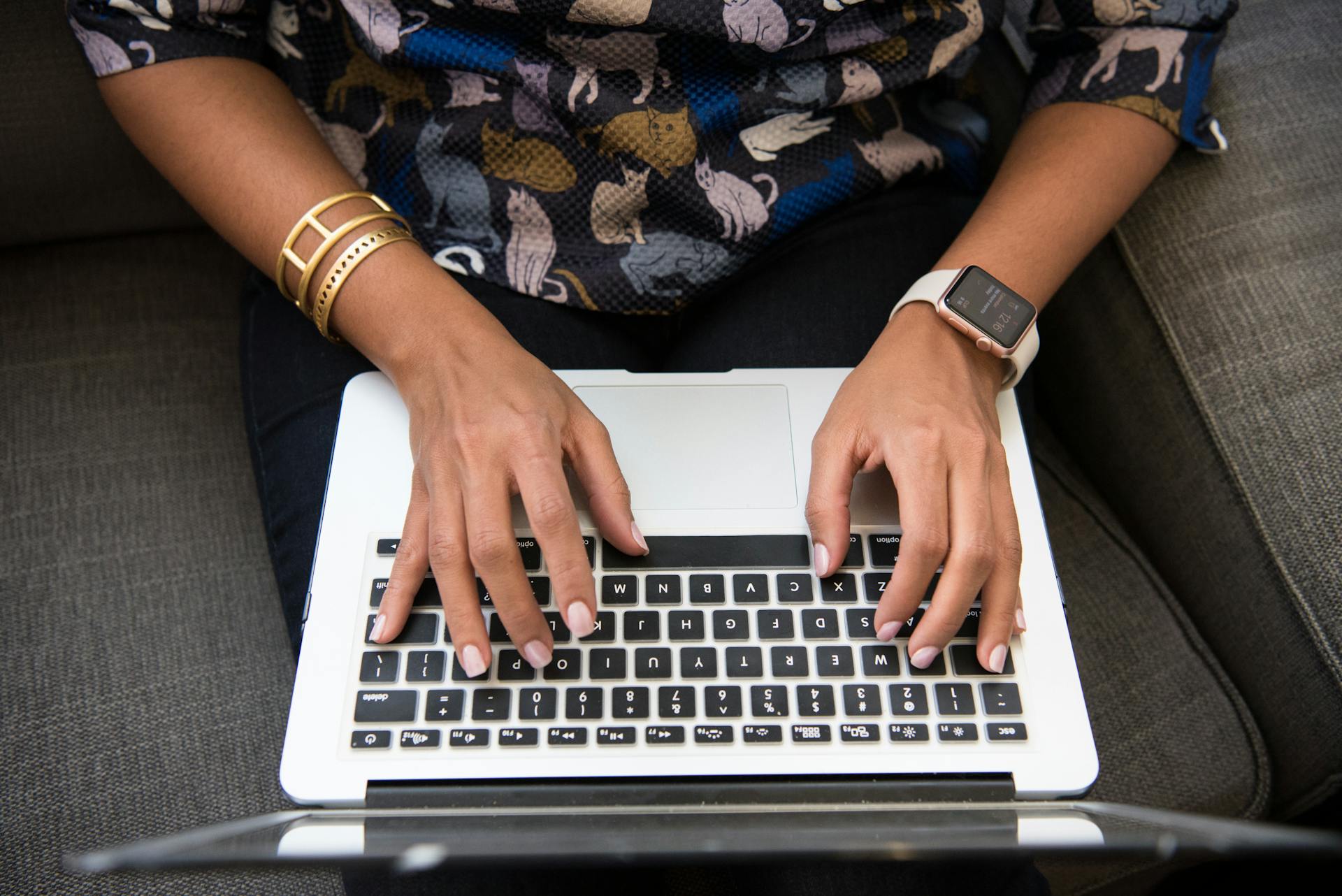 A woman using her laptop | Source: Pexels