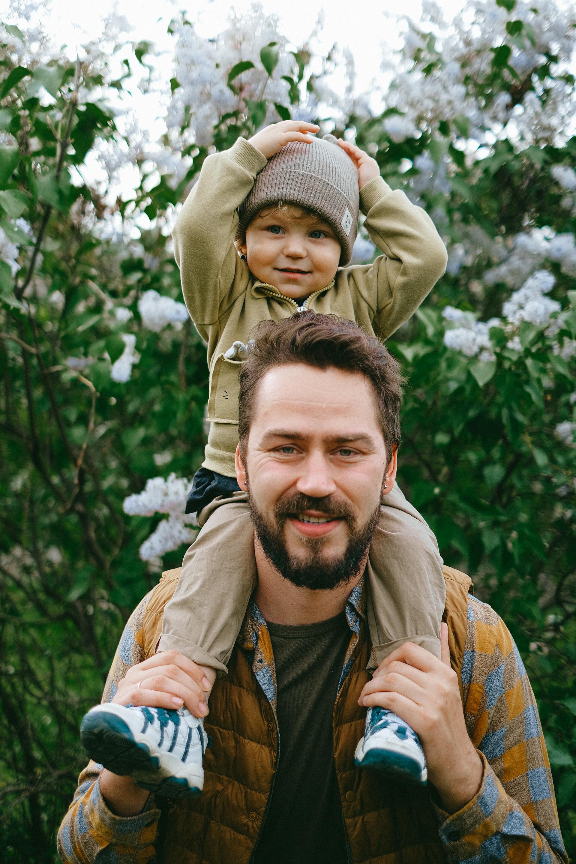 A man carrying his son on his shoulders | Source: Pexels