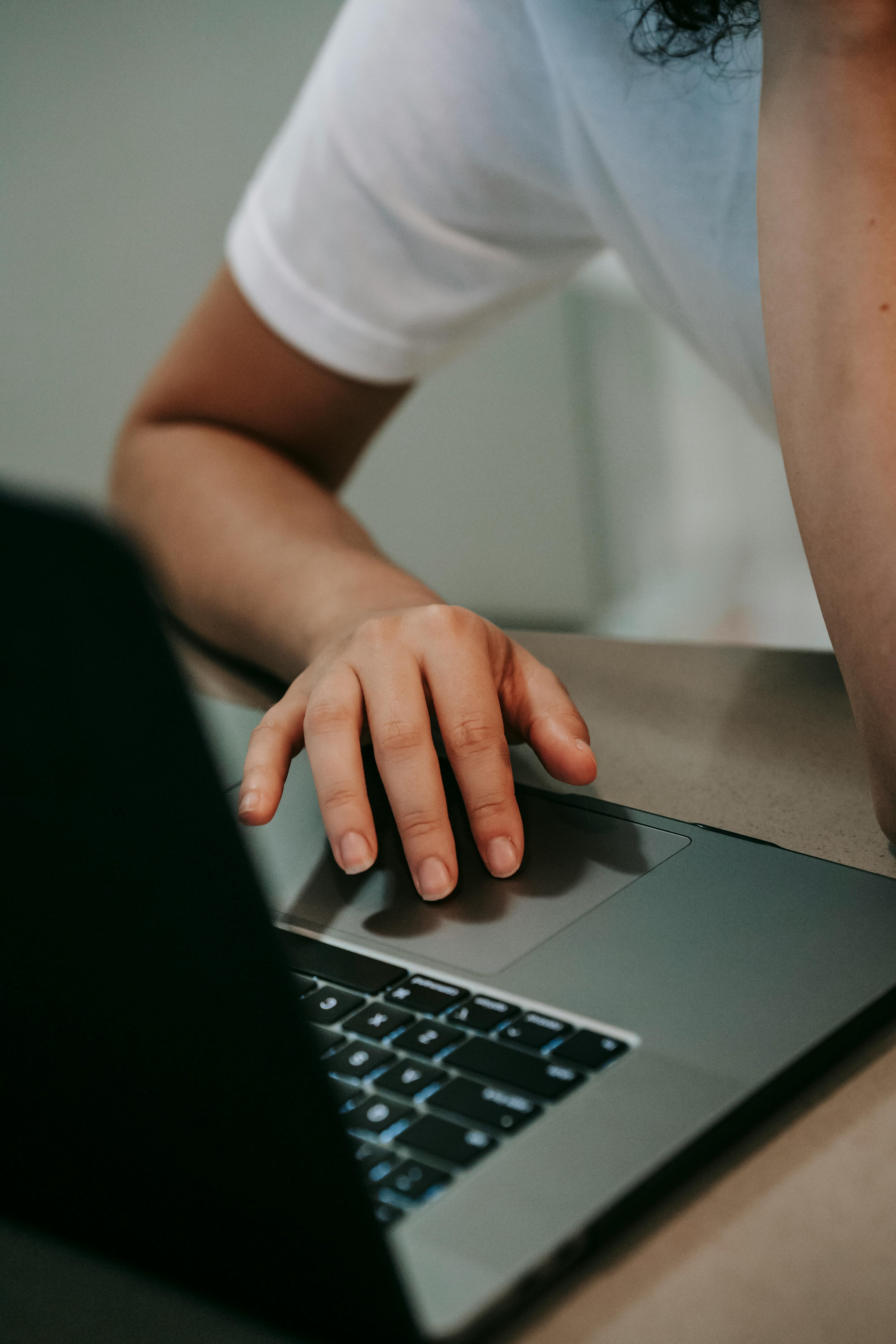 A woman using a laptop | Source: Pexels