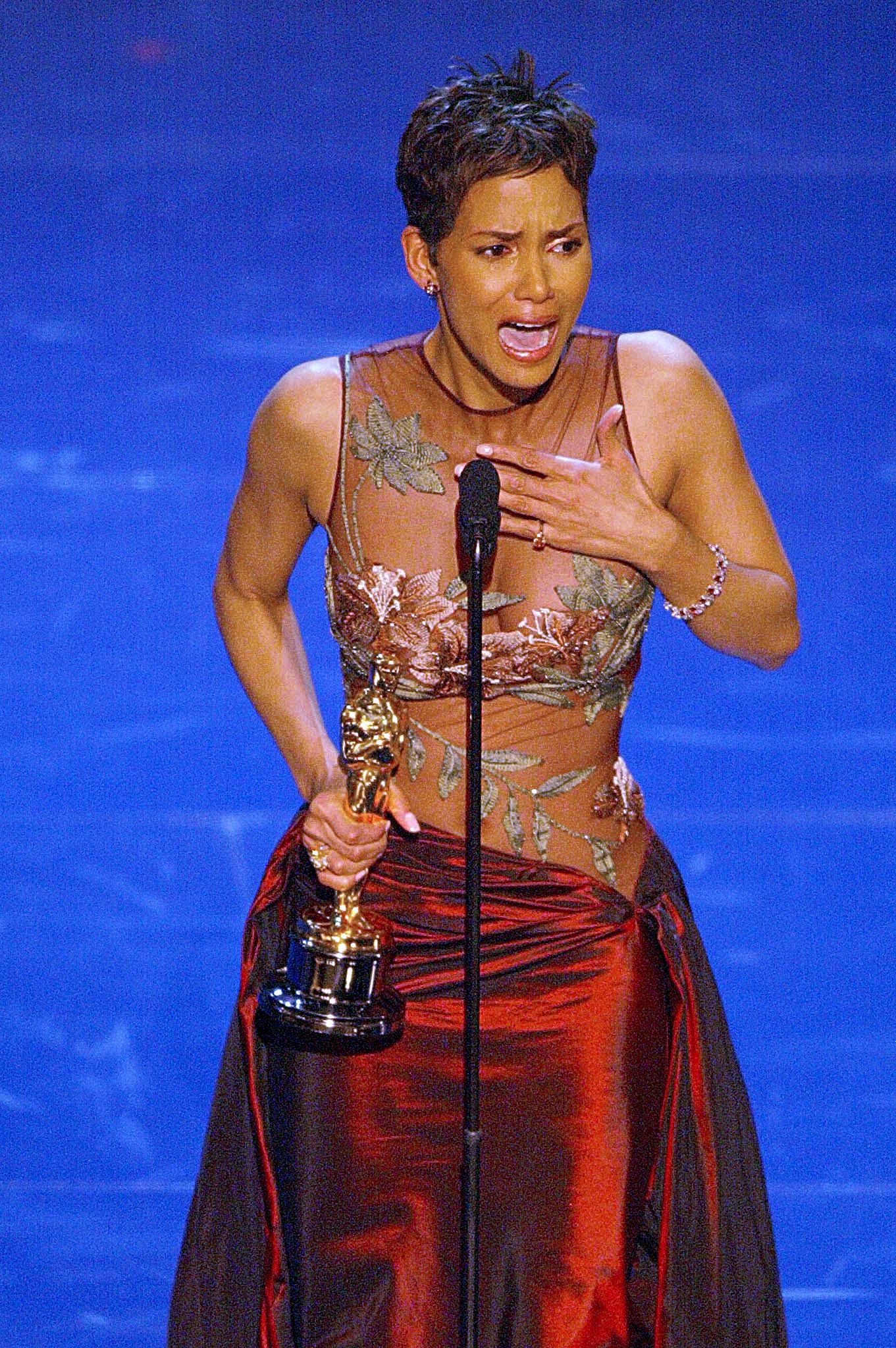 Halle Berry accepting her Oscar for Best Performance by an Actress in a Leading Role during the 74th Academy Awards on March 24, 2002 | Source: Getty Images