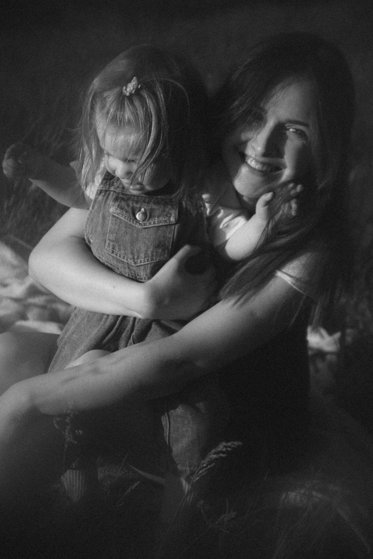 Nostalgic photo of a woman holding a little girl | Source: Pexels