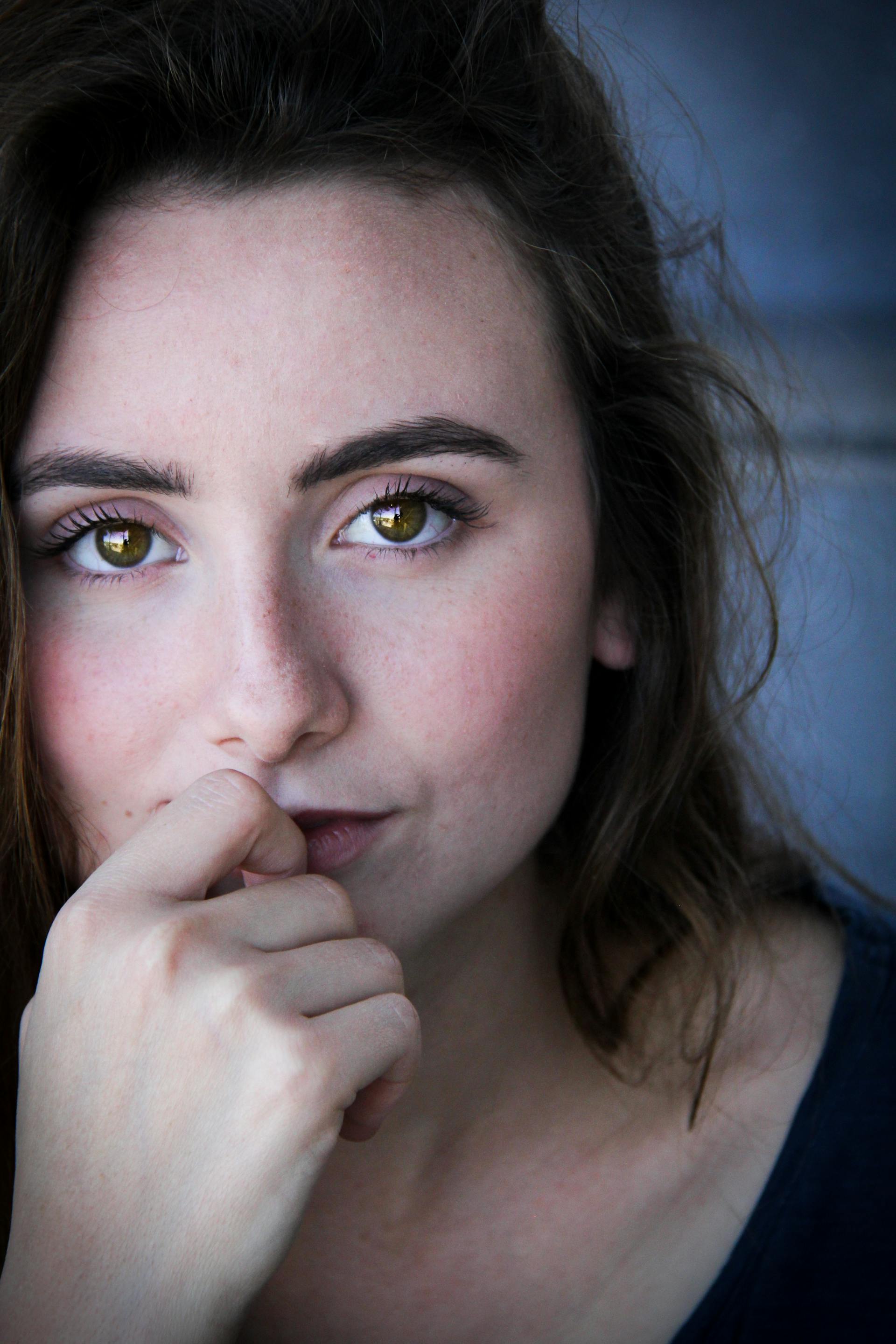 A woman staring at someone | Source: Pexels
