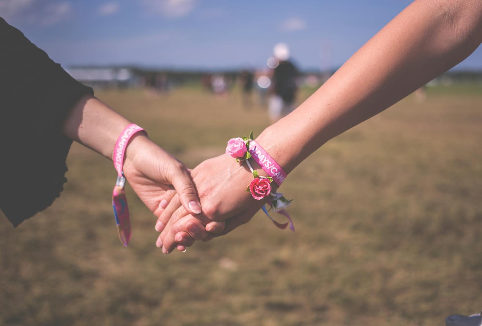 Friends holding hands | Source: Pexels