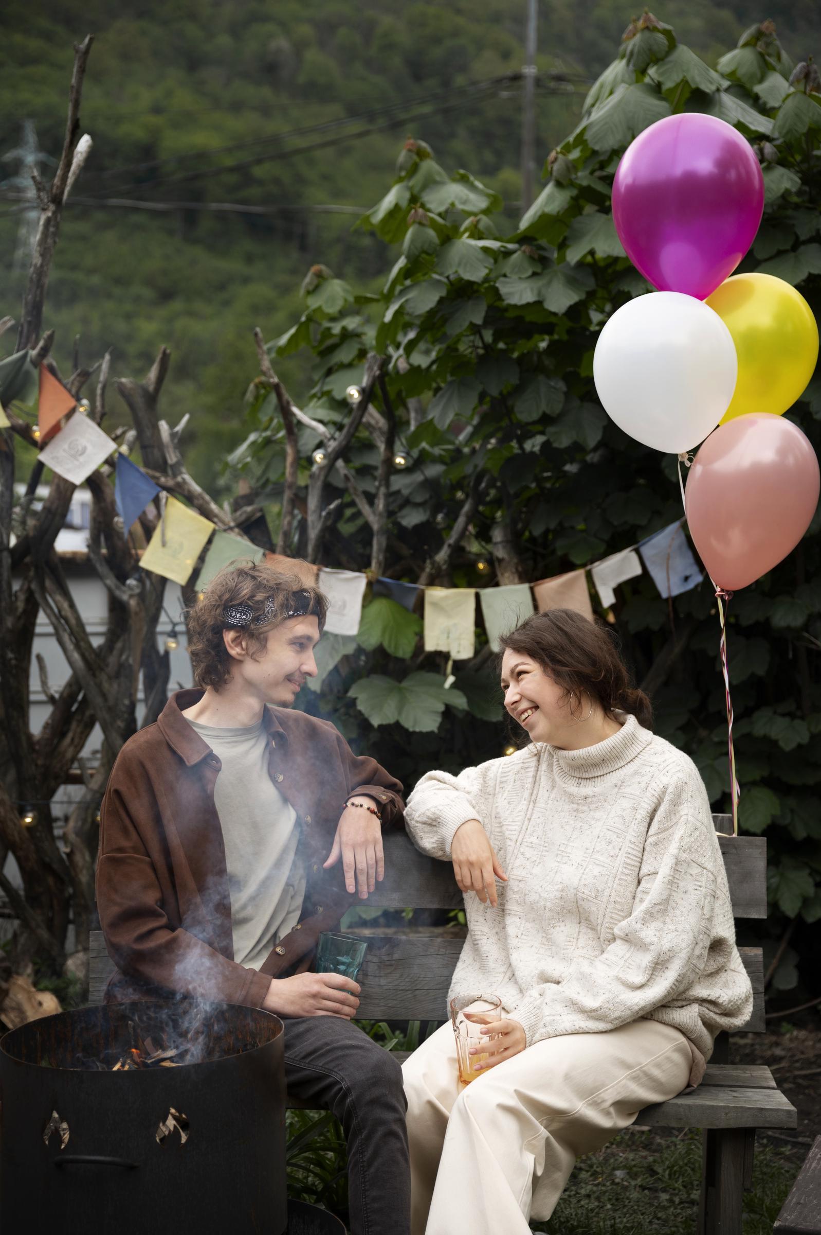 A man and woman talking at a party | Source: Freepik