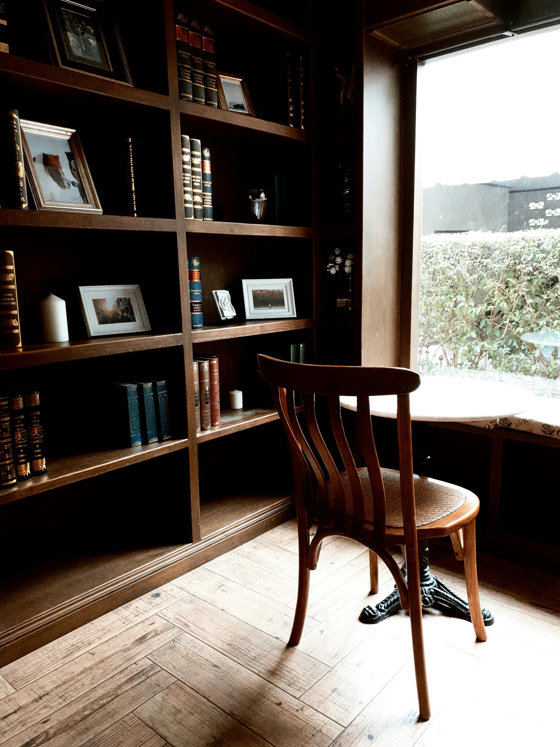 A wooden chair lying in a home office | Source: Pexels