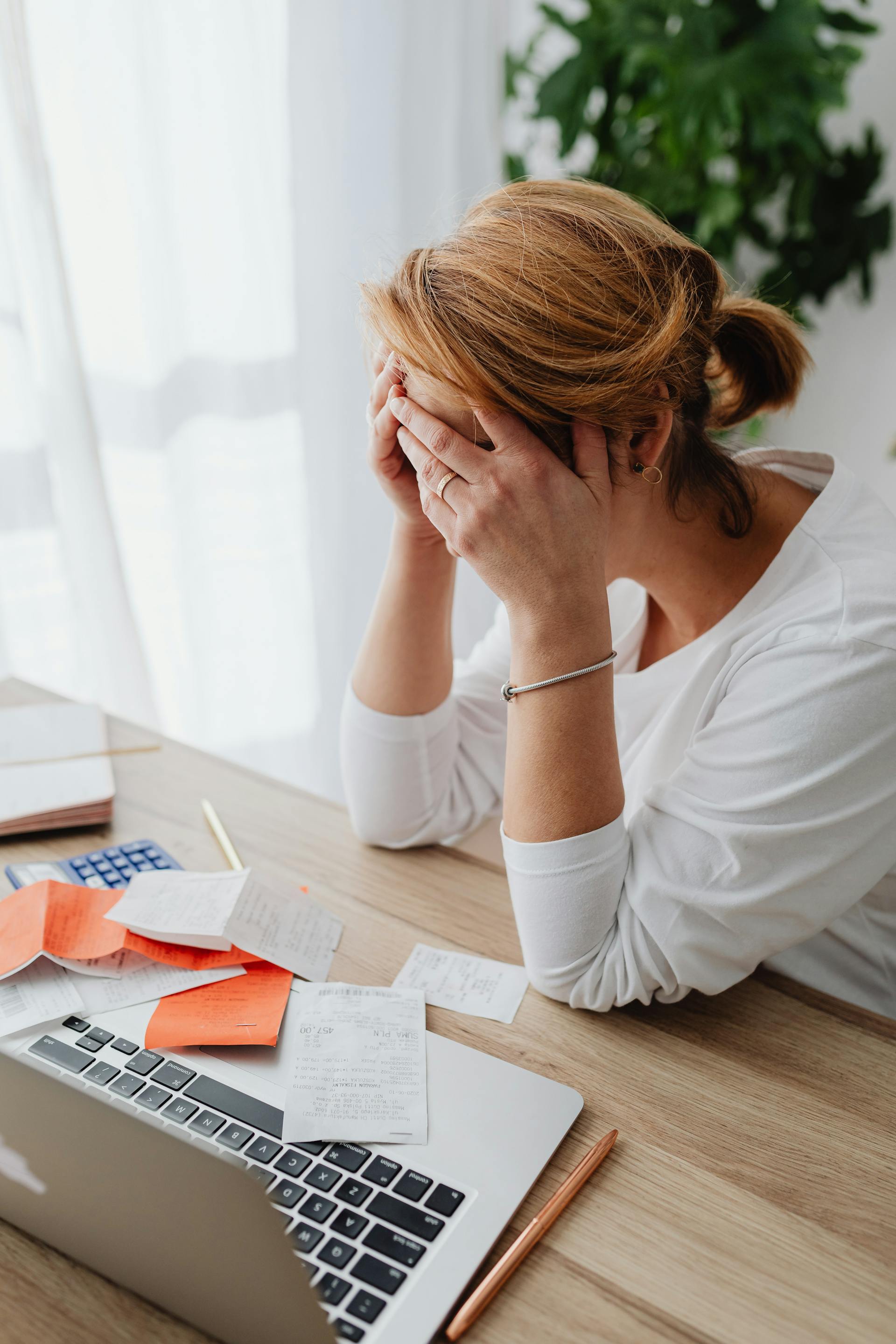 A distraught woman sitting at a desk | Source: Pexels