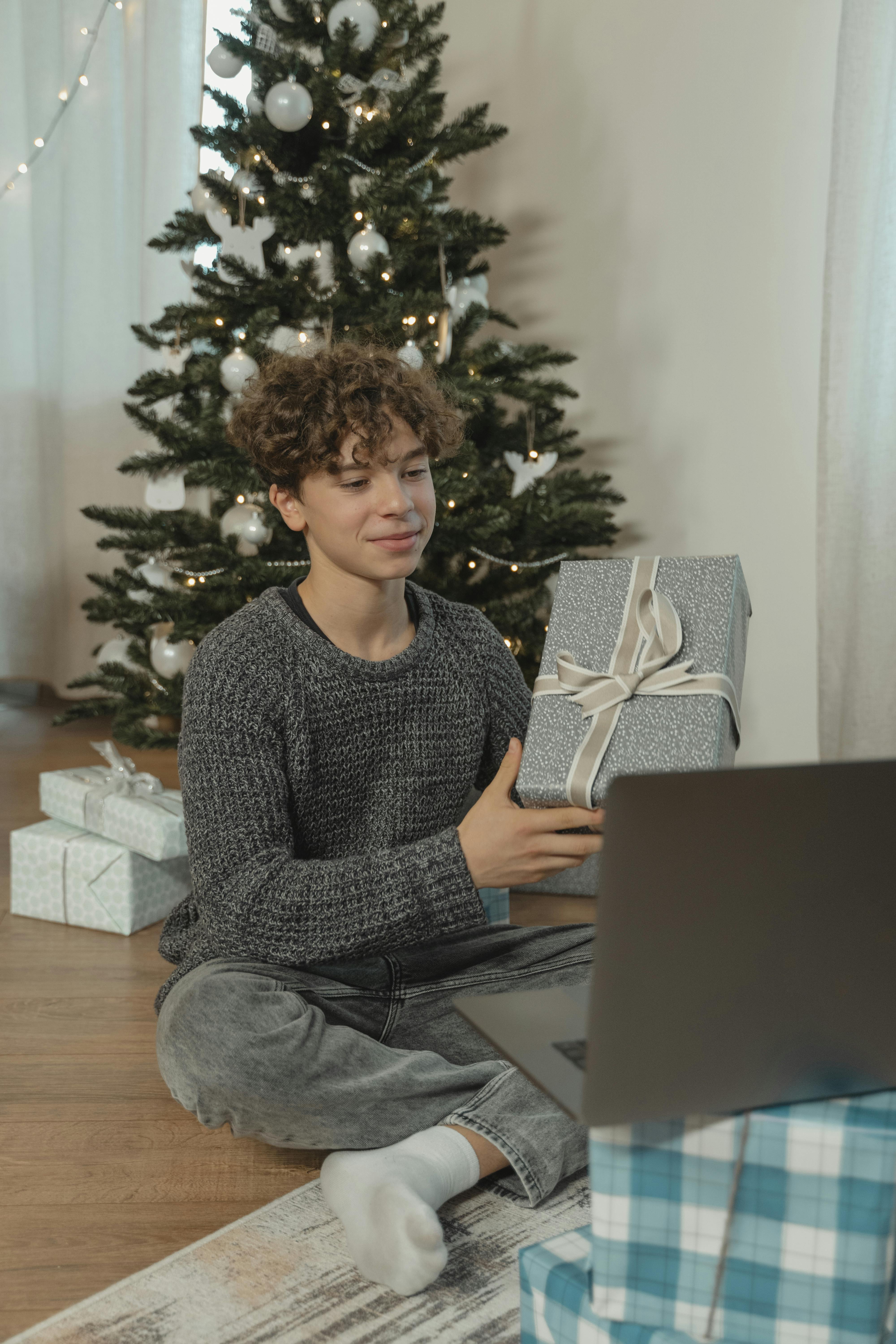 A teenage boy with a present | Source: Pexels