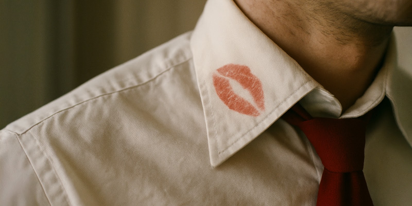 Lipstick stain on a collar | Source: Sora