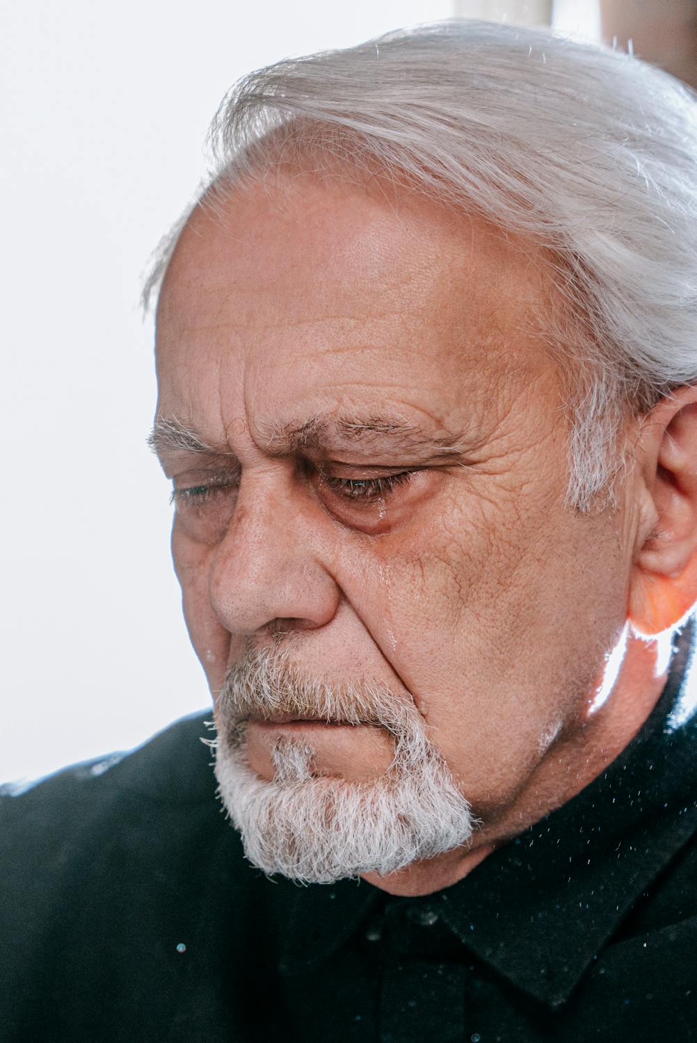 A crying elderly man | Source: Pexels