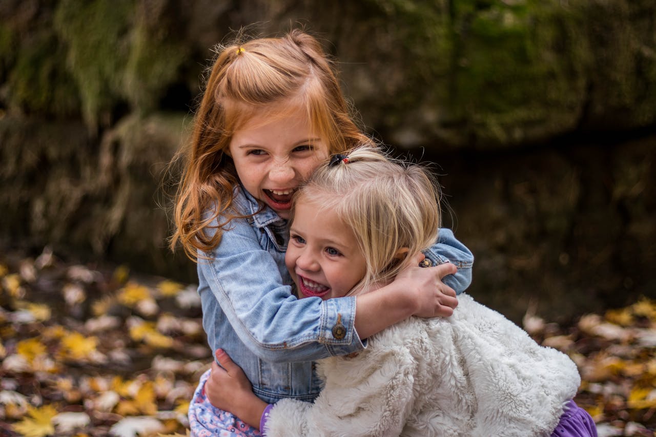 Deux petites filles se font un câlin | Source : Pexels