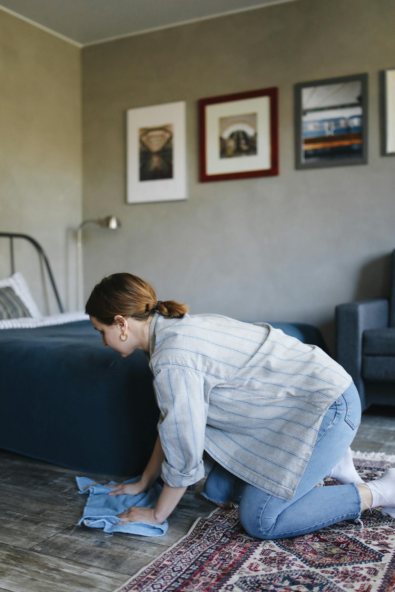 A young lady cleaning the floor | Source: Pexels