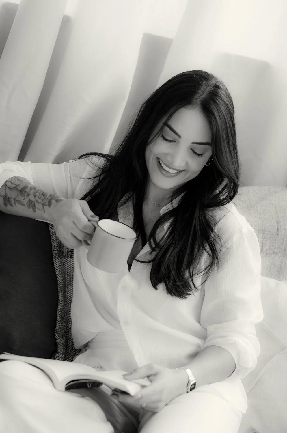 Happy woman drinking coffee | Source: Pexels