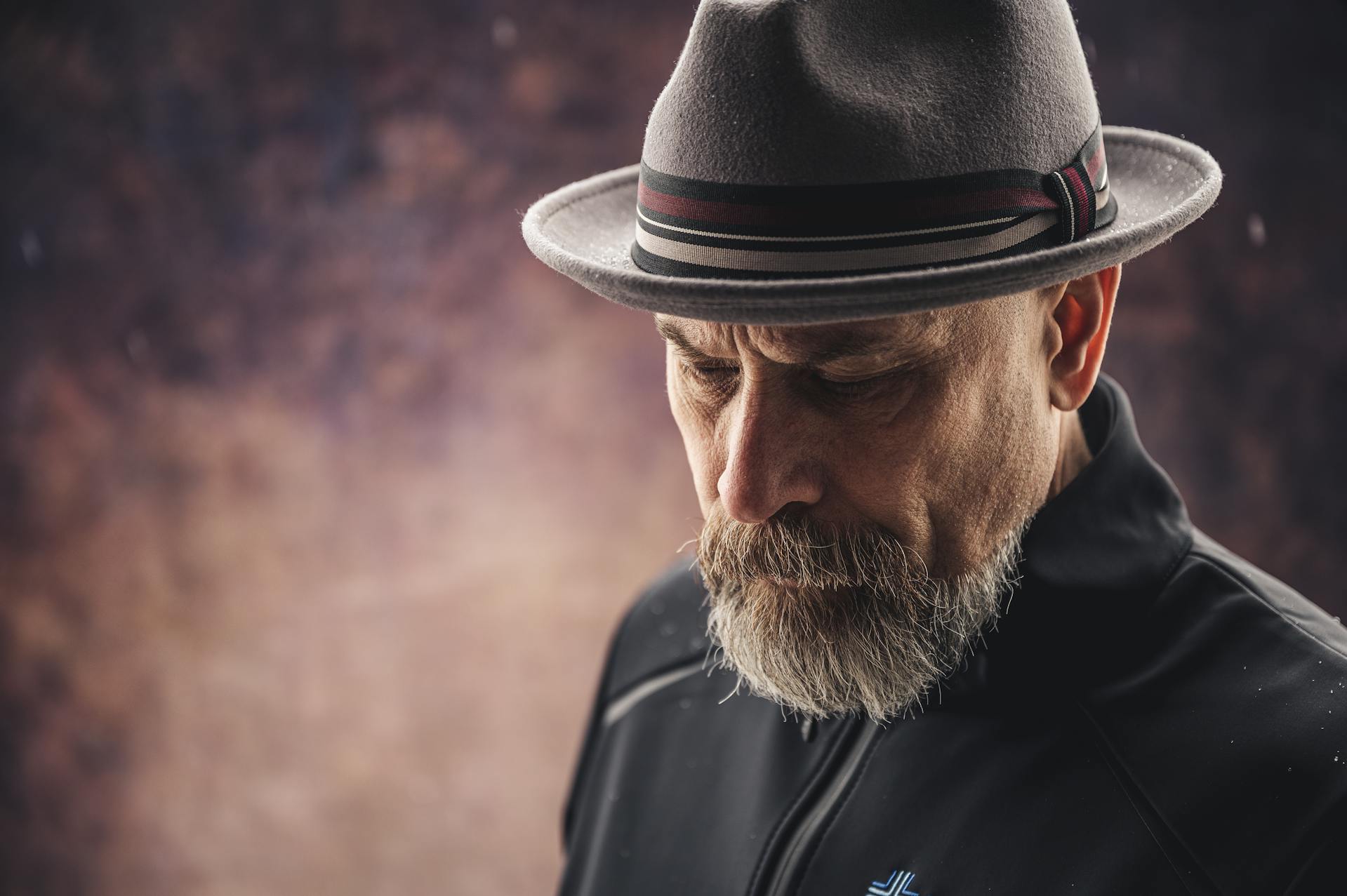An elderly man frowning | Source: Pexels