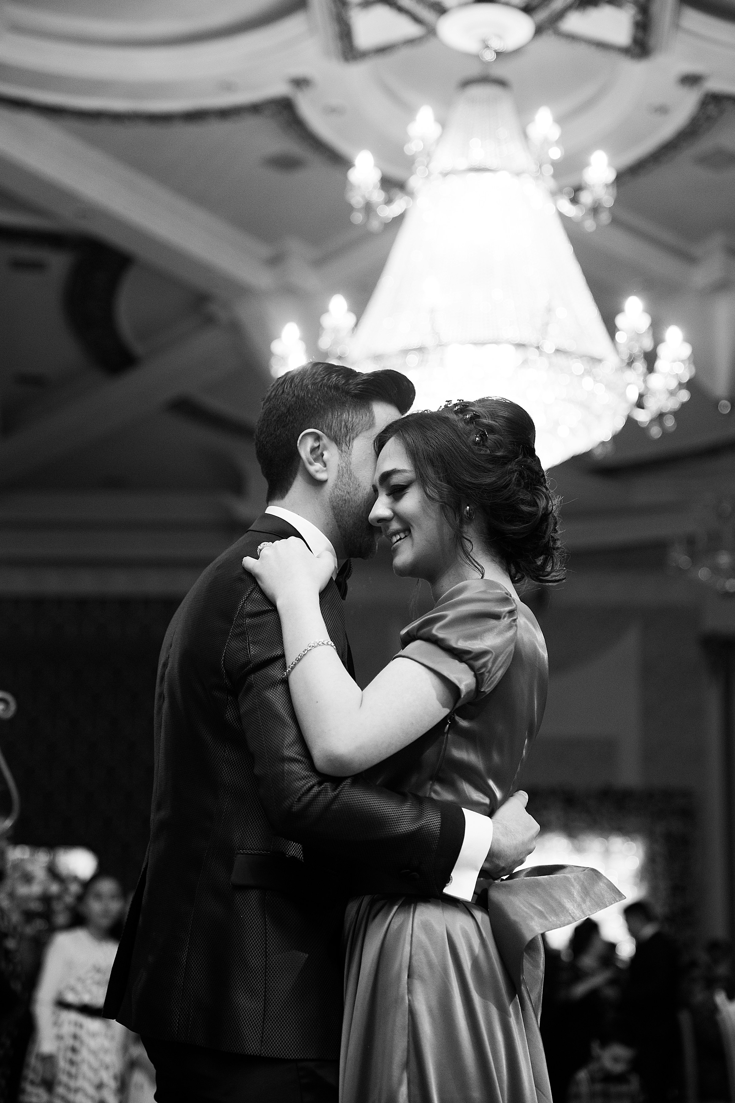 Grayscale shot of a couple dancing | Source: Unsplash