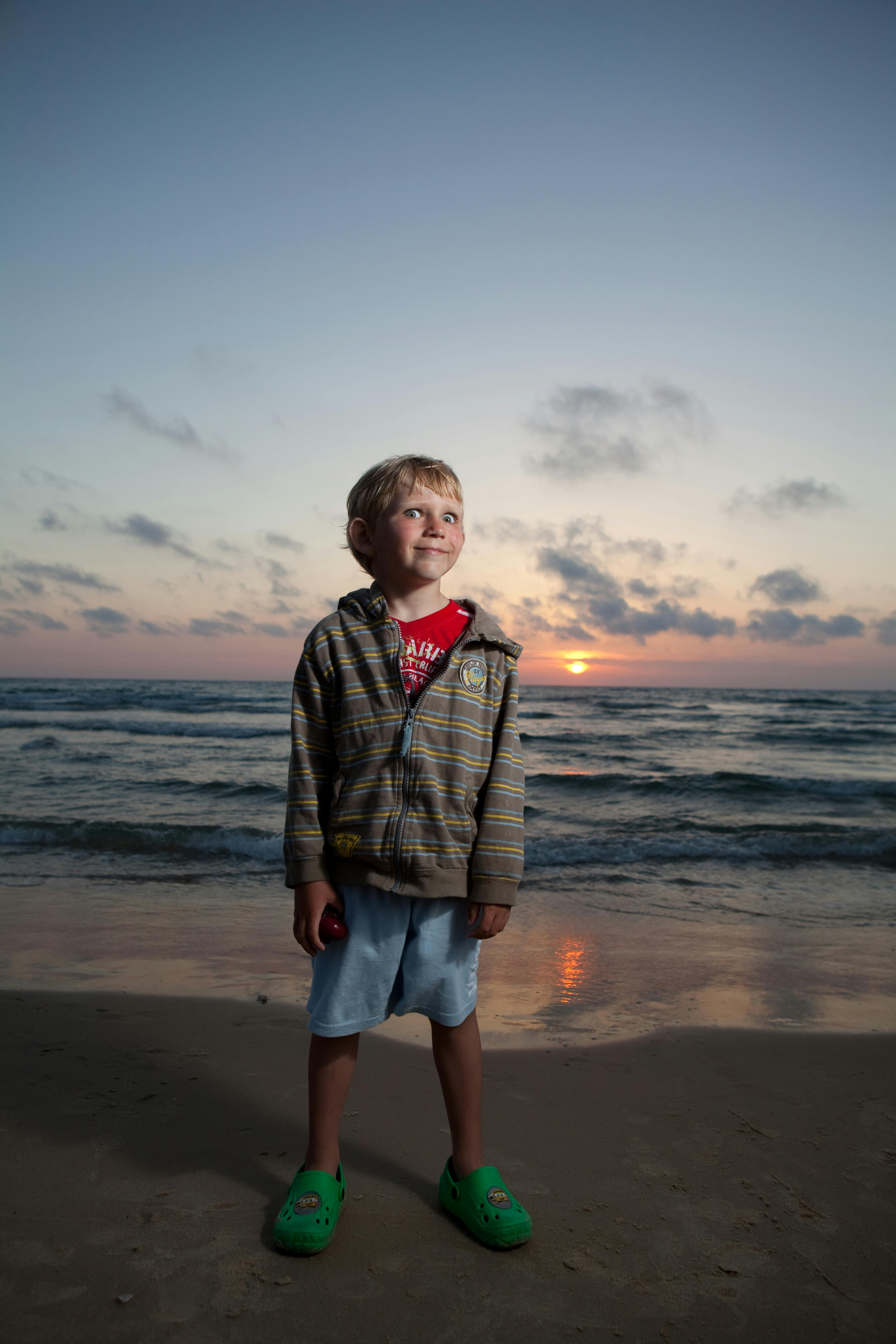 A surprised child at the beach | Source: Pexels