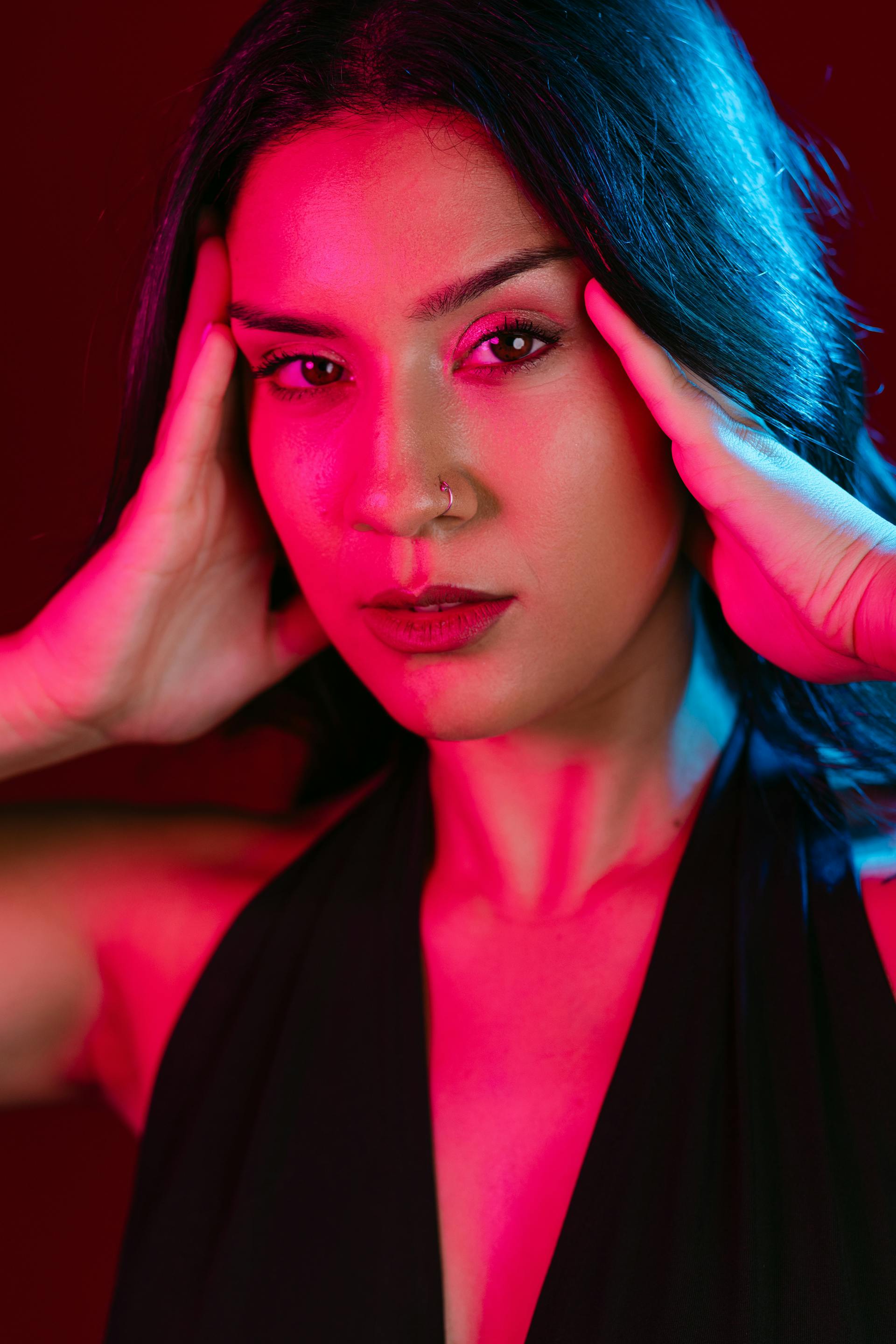 A woman rubbing her temples | Source: Pexels