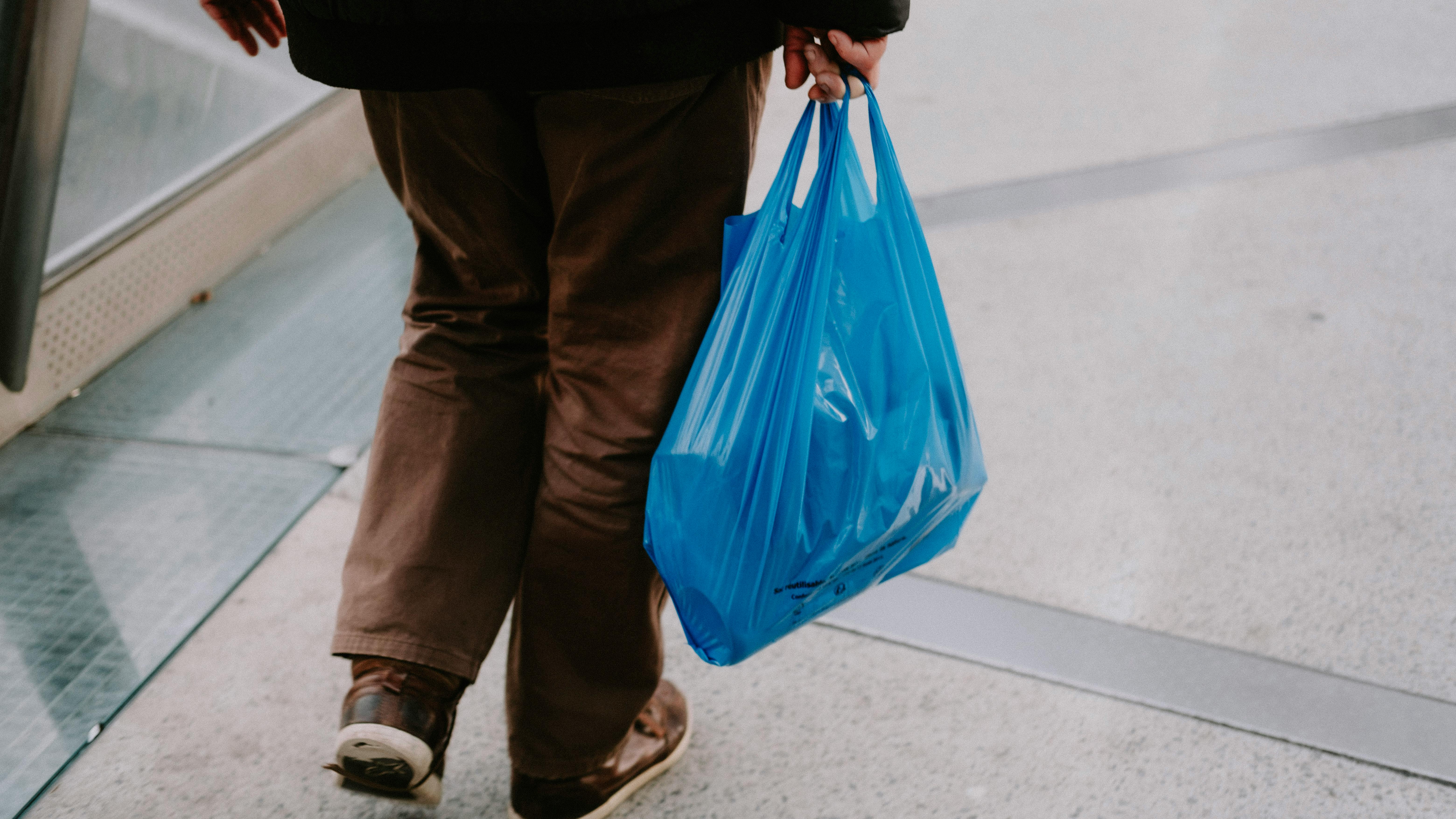 A man holding a plastic bag | Source: Pexels