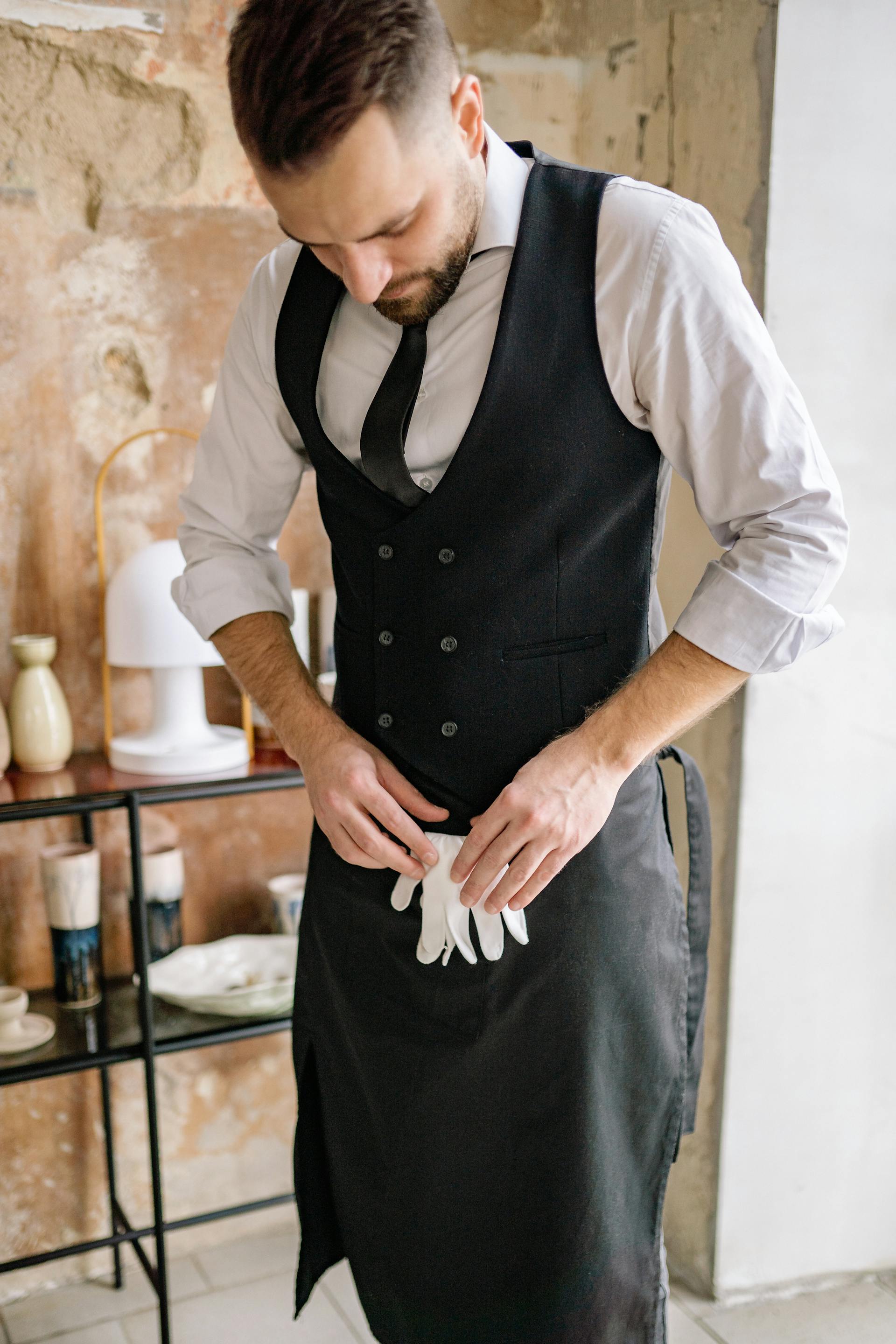 A waiter in a restaurant | Source: Pexels