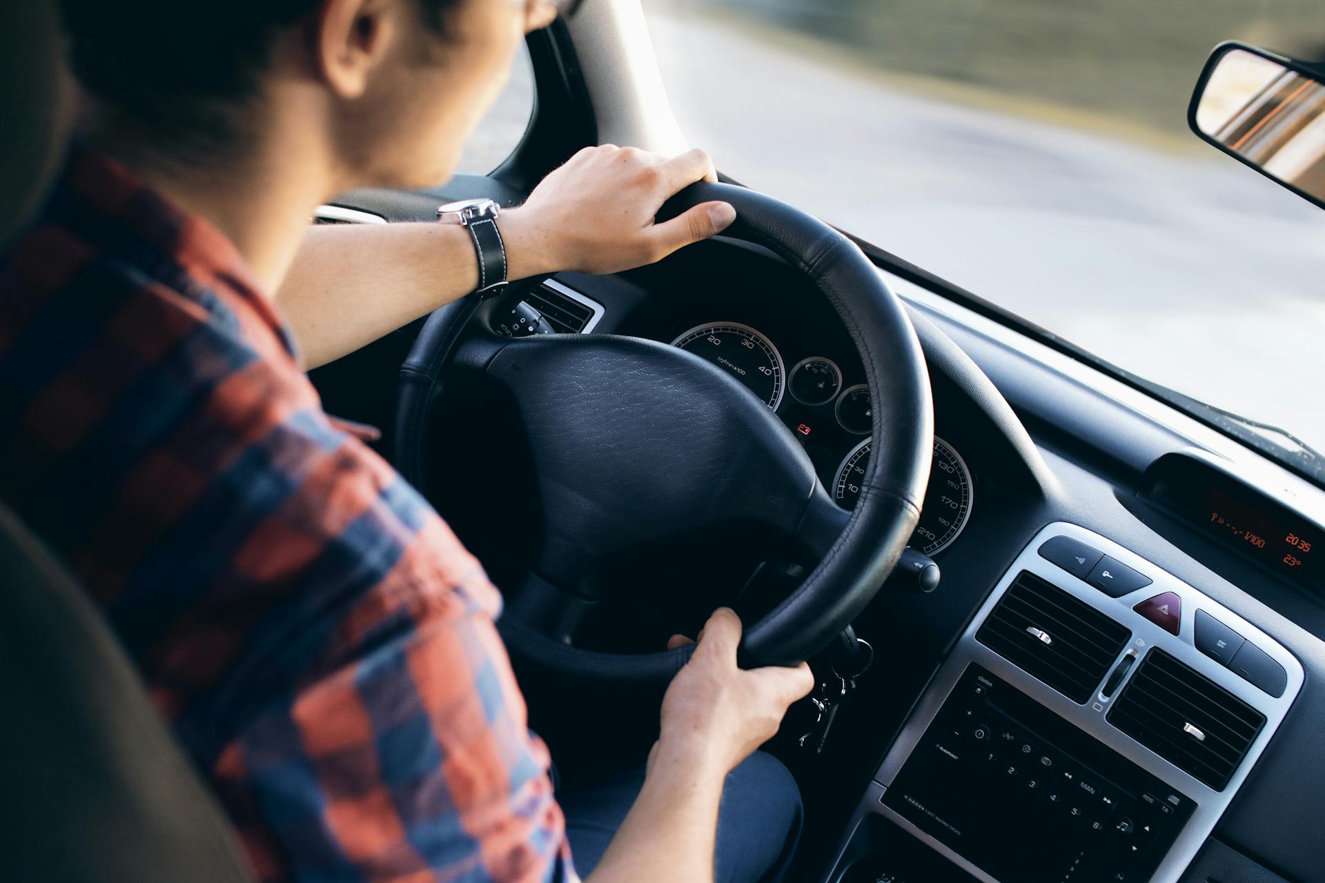 Un hombre conduciendo un coche | Fuente: Pexels