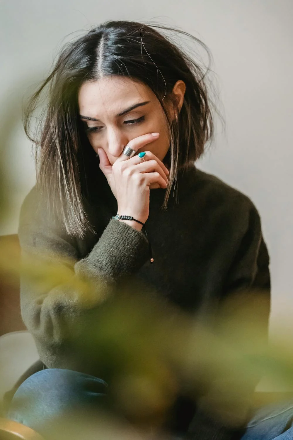 A sad woman looking down ⏐ Source: Pexels