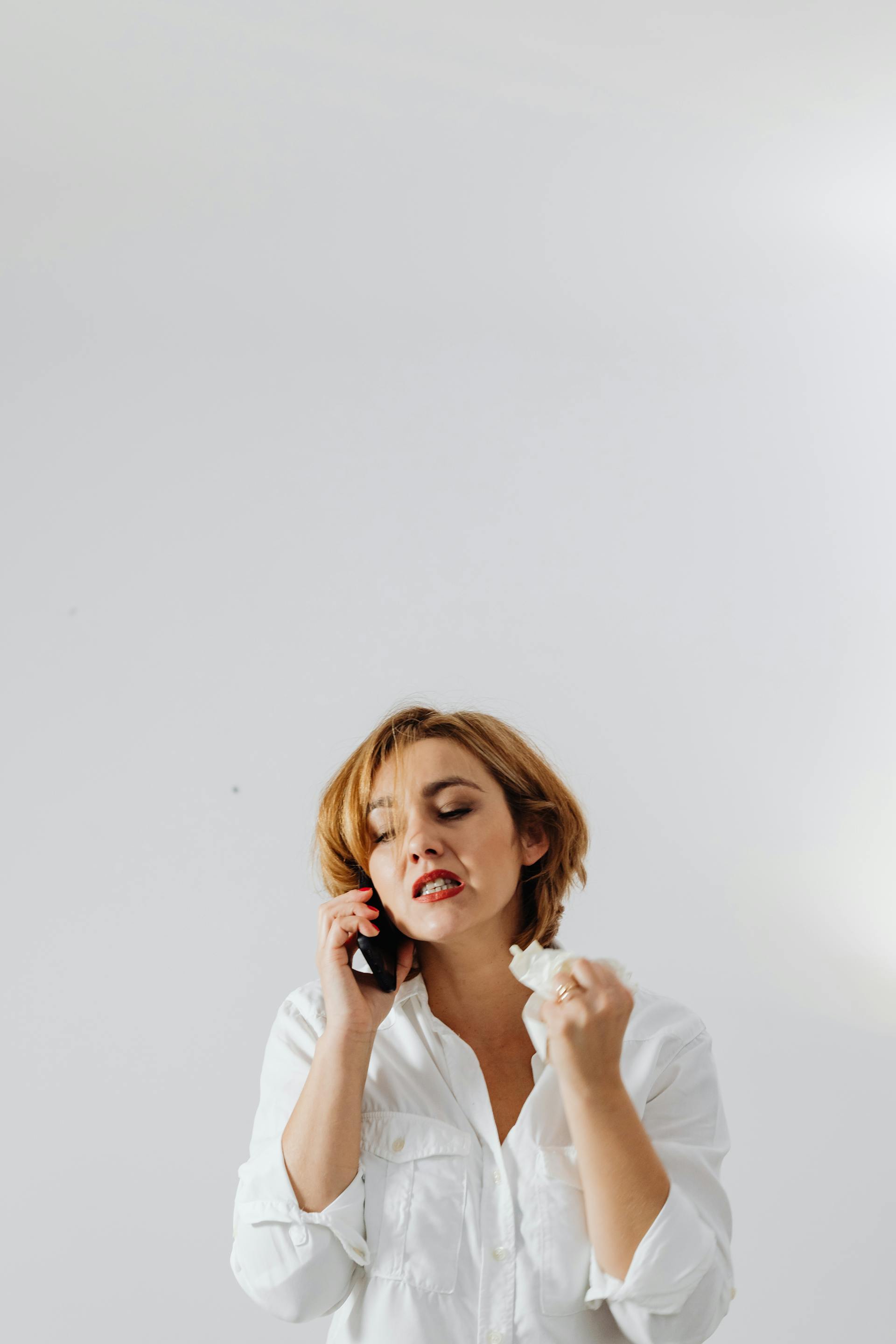 An angry woman on a call | Source: Pexels