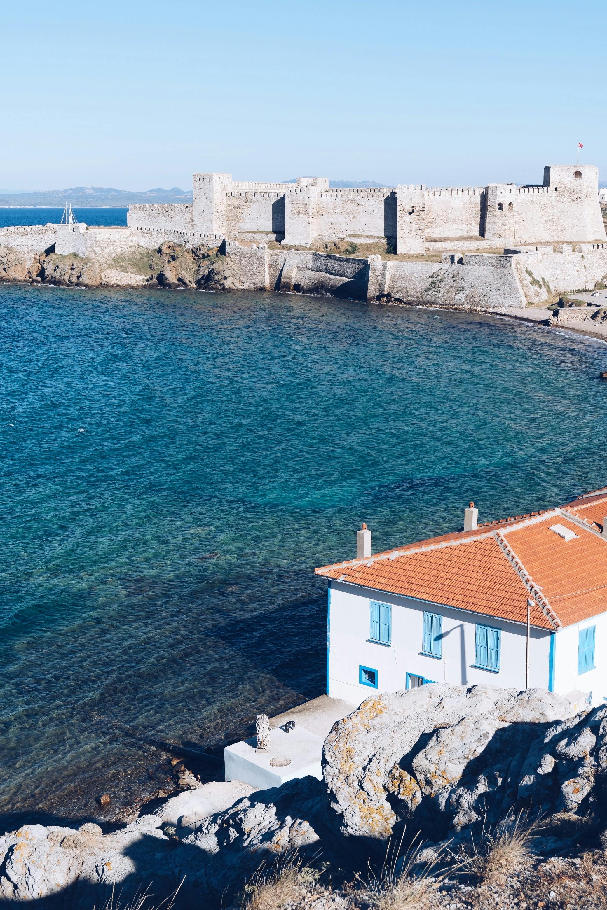 A building at the coast | Source: Pexels