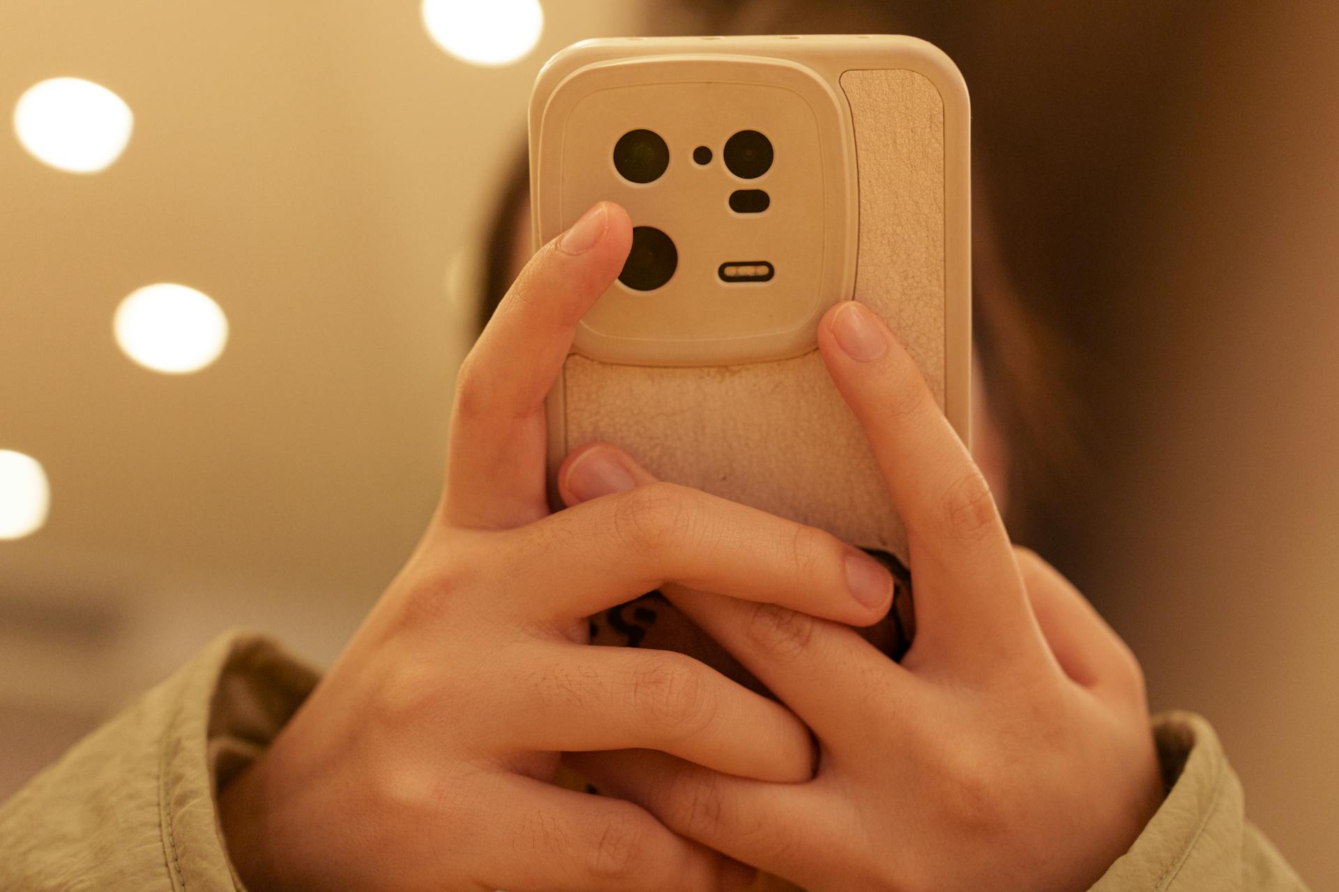 A woman using her cell phone | Source: Pexels