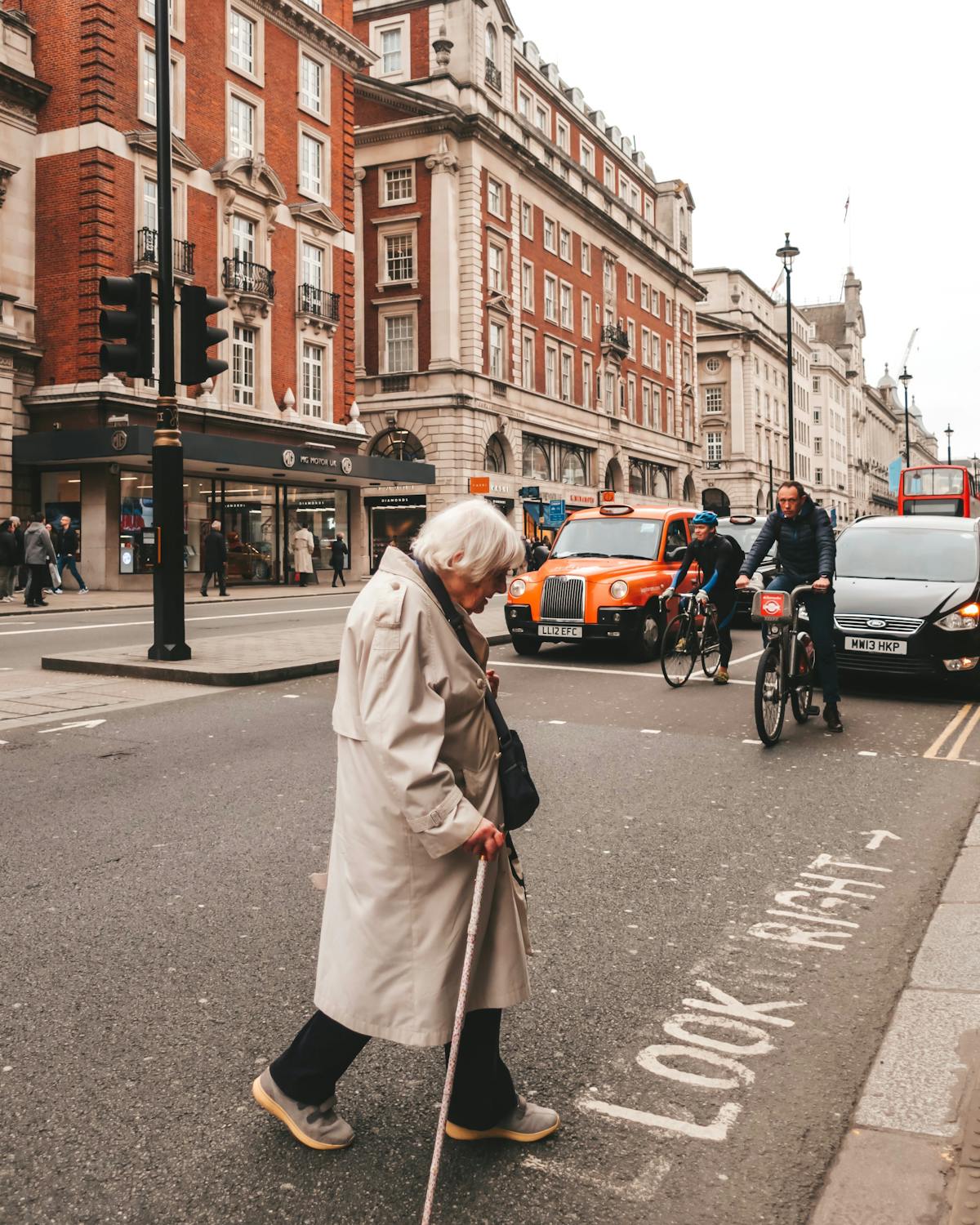 An elderly woman on the street | Source: Pexels