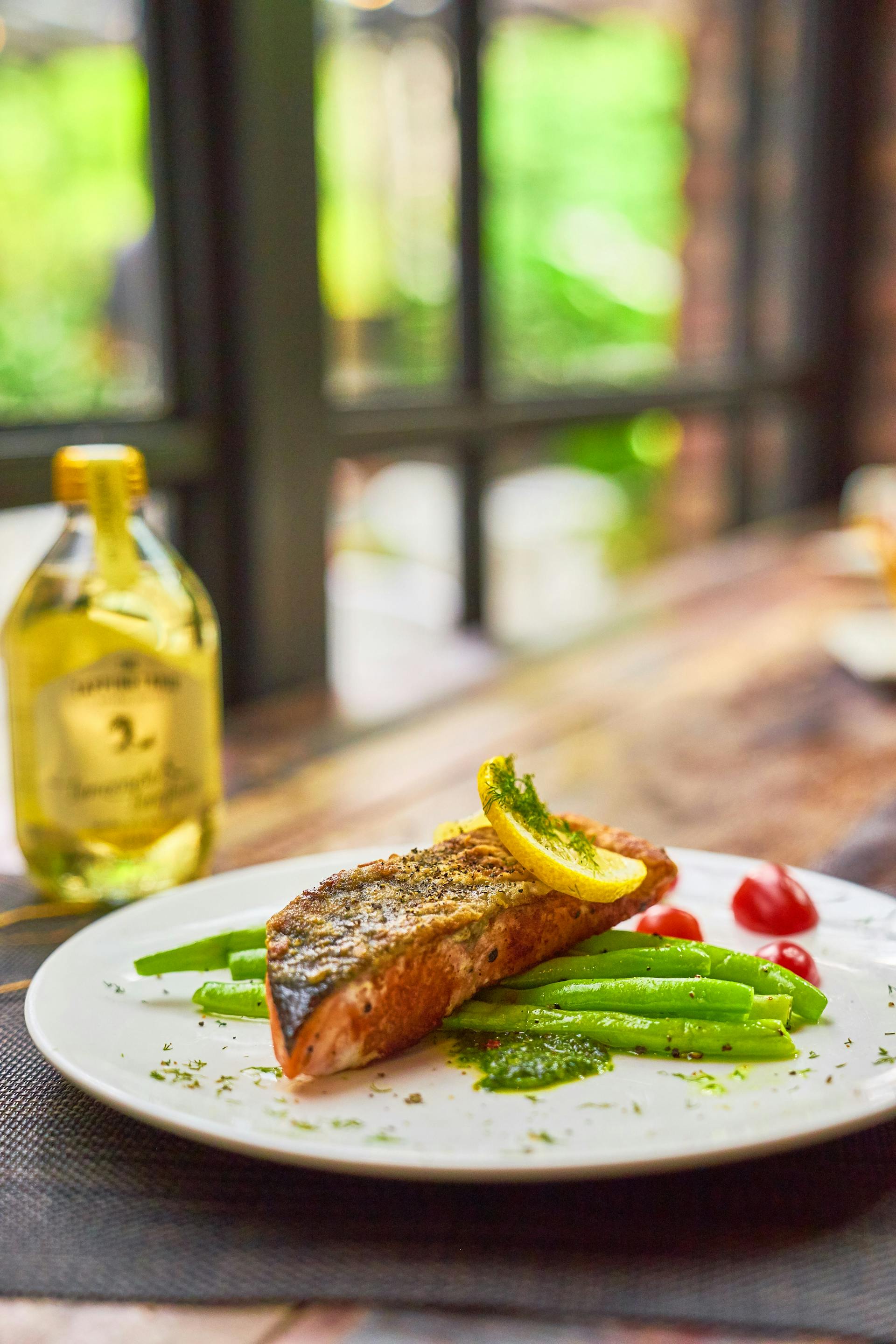 Roasted fish steak with green beans and lemon served on a plate | Source: Pexels