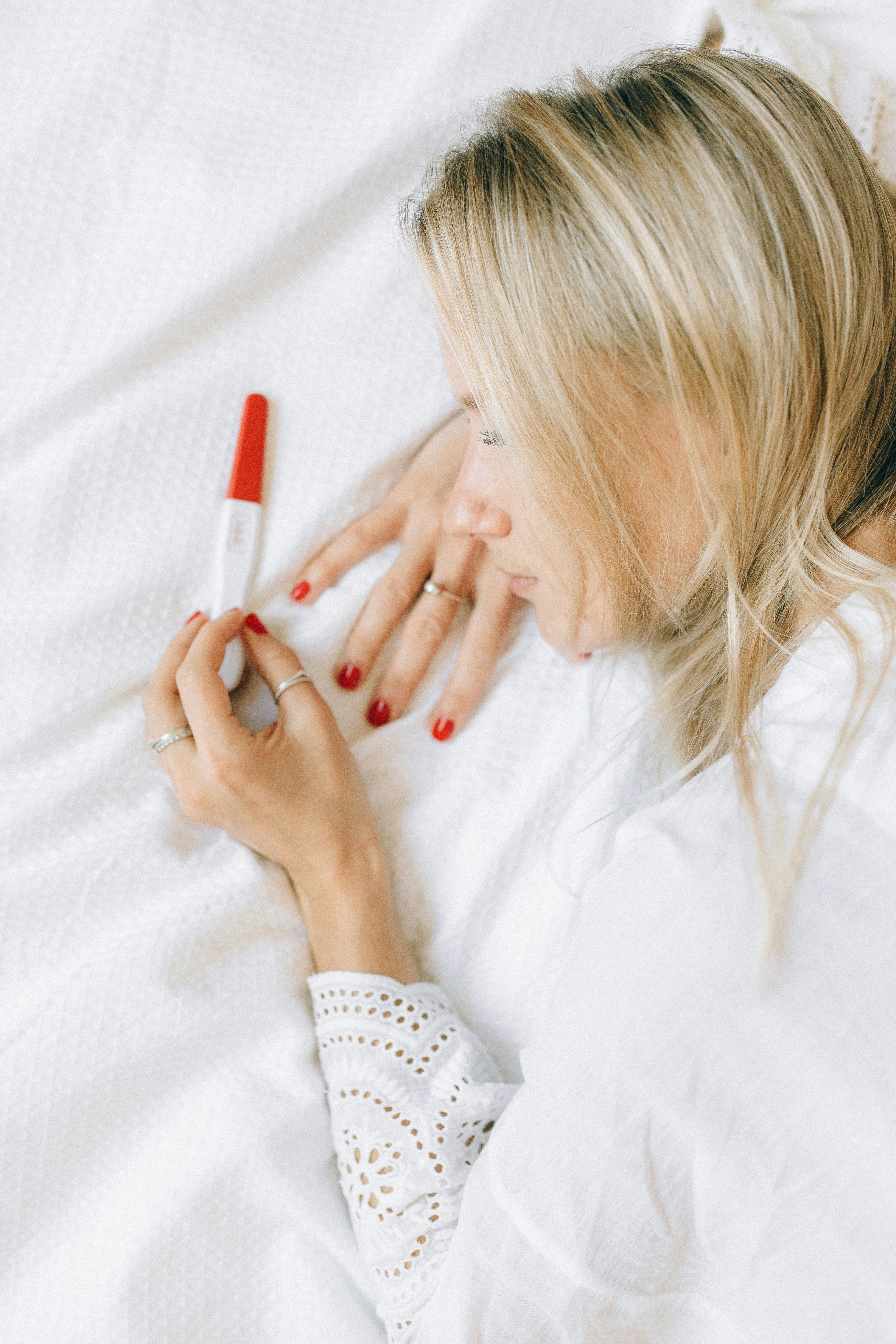 A person holding a pregnancy test | Source: Pexels