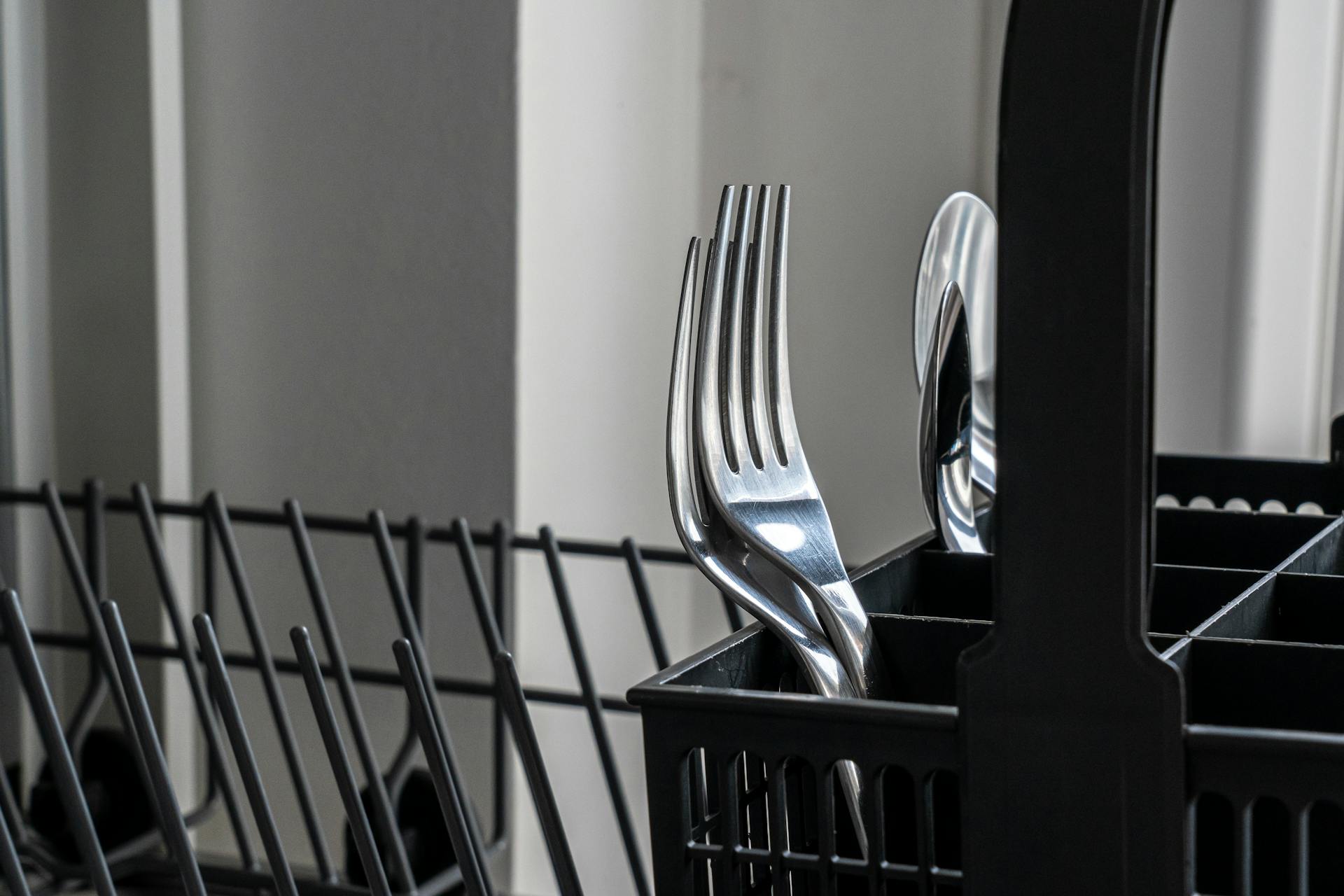 Cutlery in a dishwasher | Source: Pexels