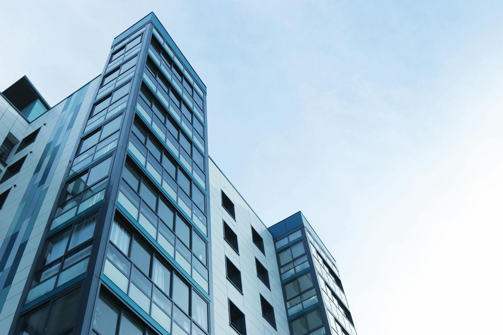 An apartment building | Source: Pexels