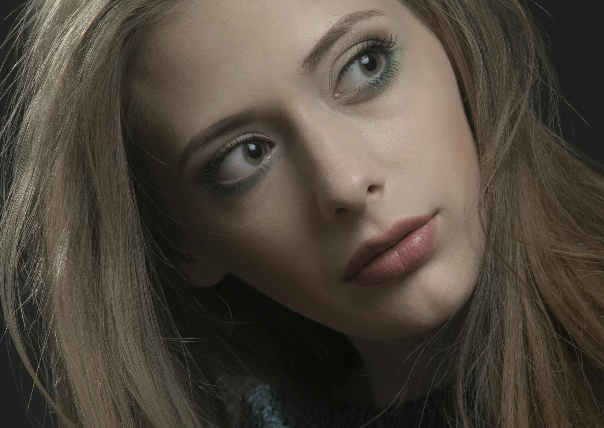 A woman looking at someone | Source: Pexels