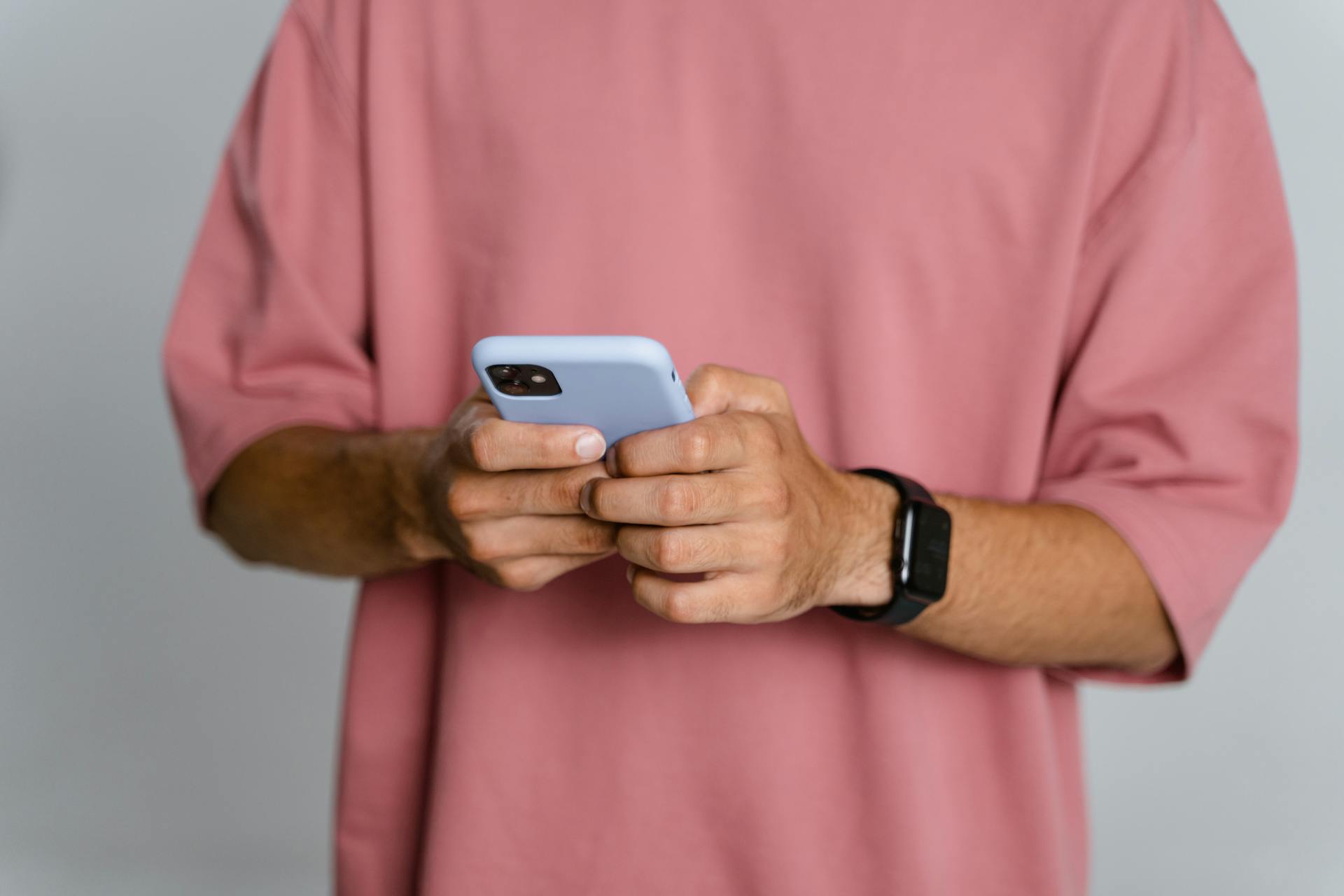 A man holding his phone | Source: Pexels