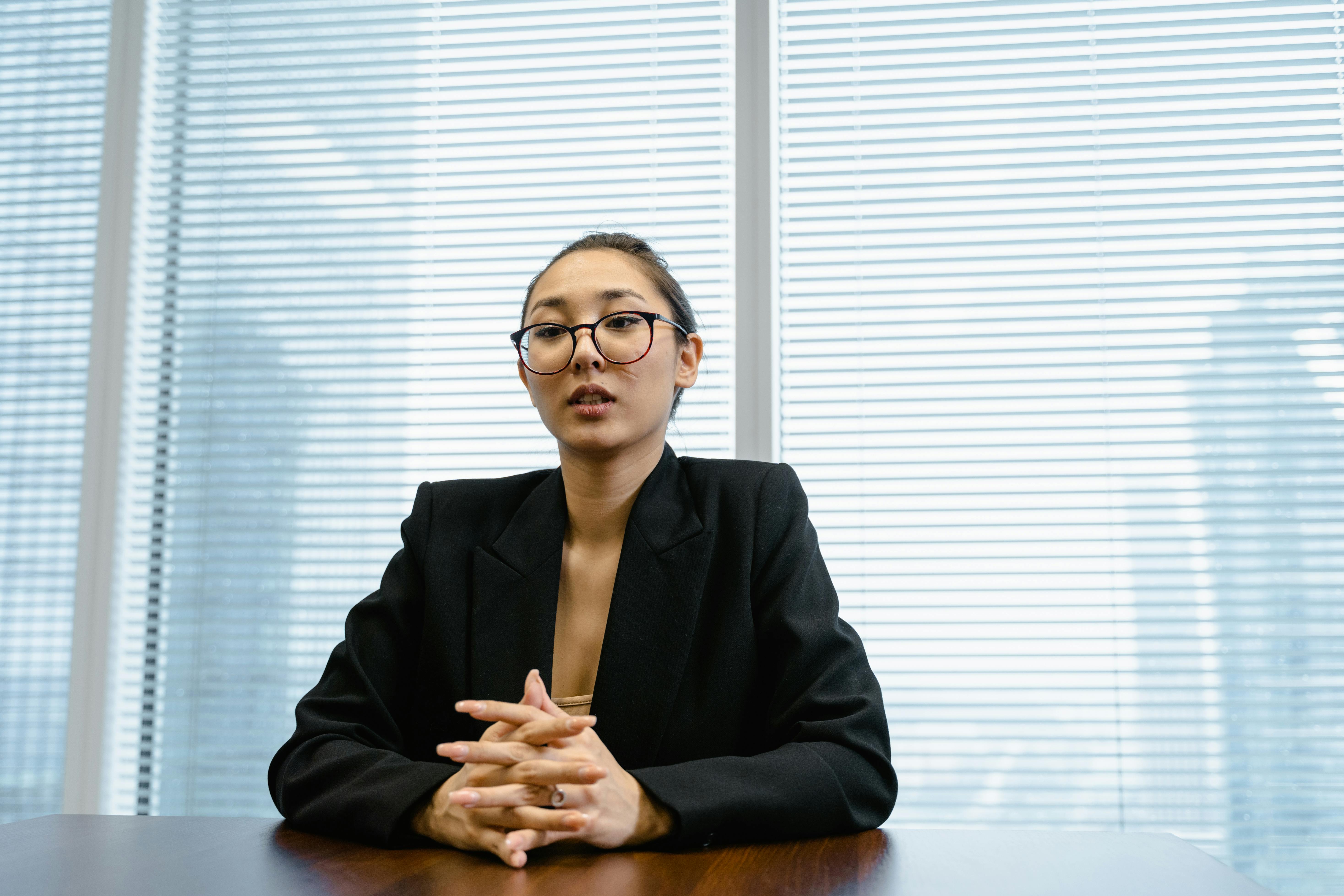 A serious woman behind a desk | Source: Pexels