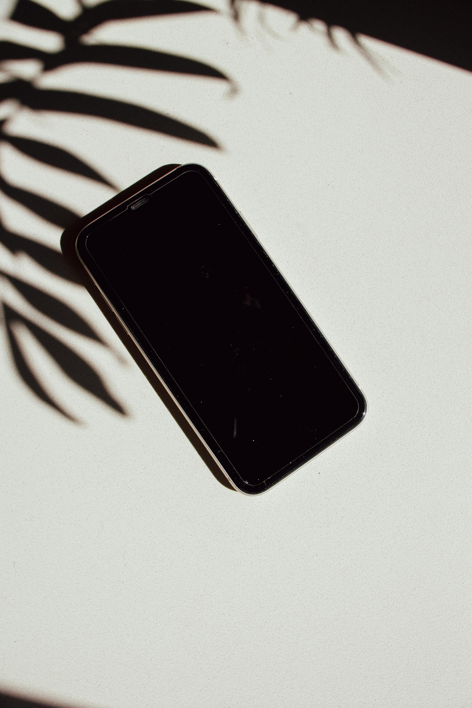 A cell phone on a table | Source: Pexels