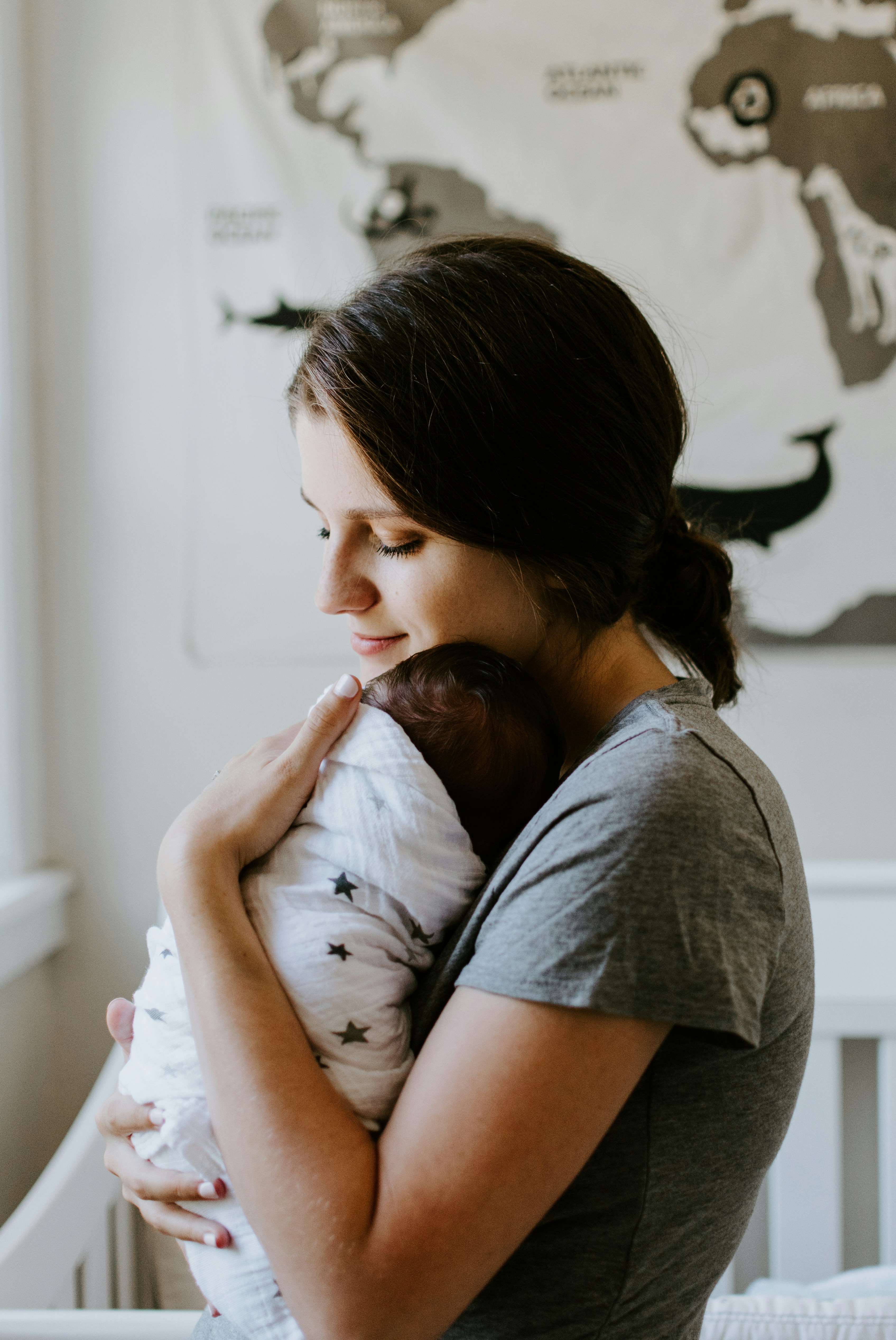 Una mujer con un recién nacido | Fuente: Unsplash