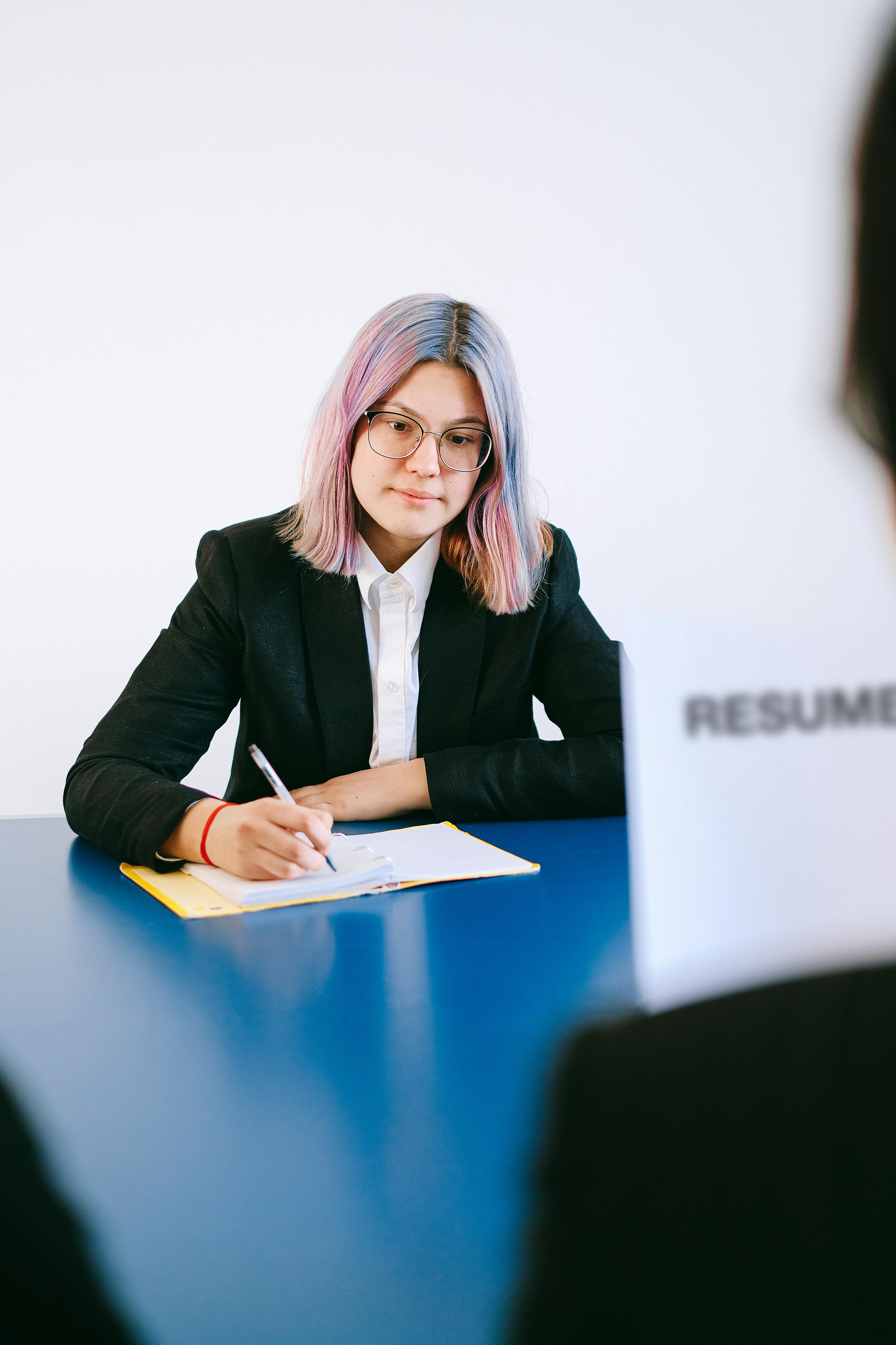 A woman interviewing a candidate | Source: Pexels