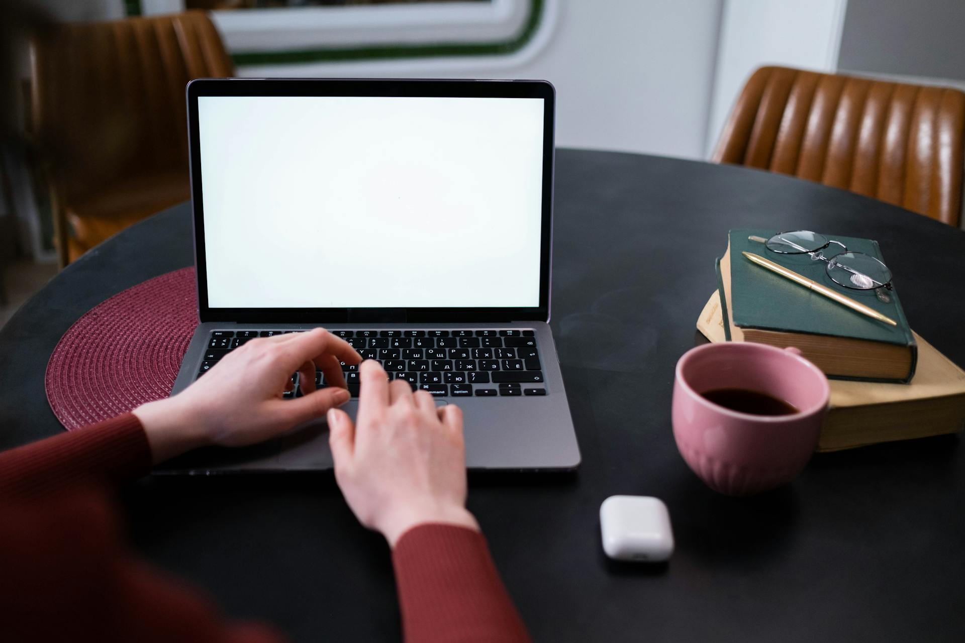 A woman using her laptop | Source: Pexels