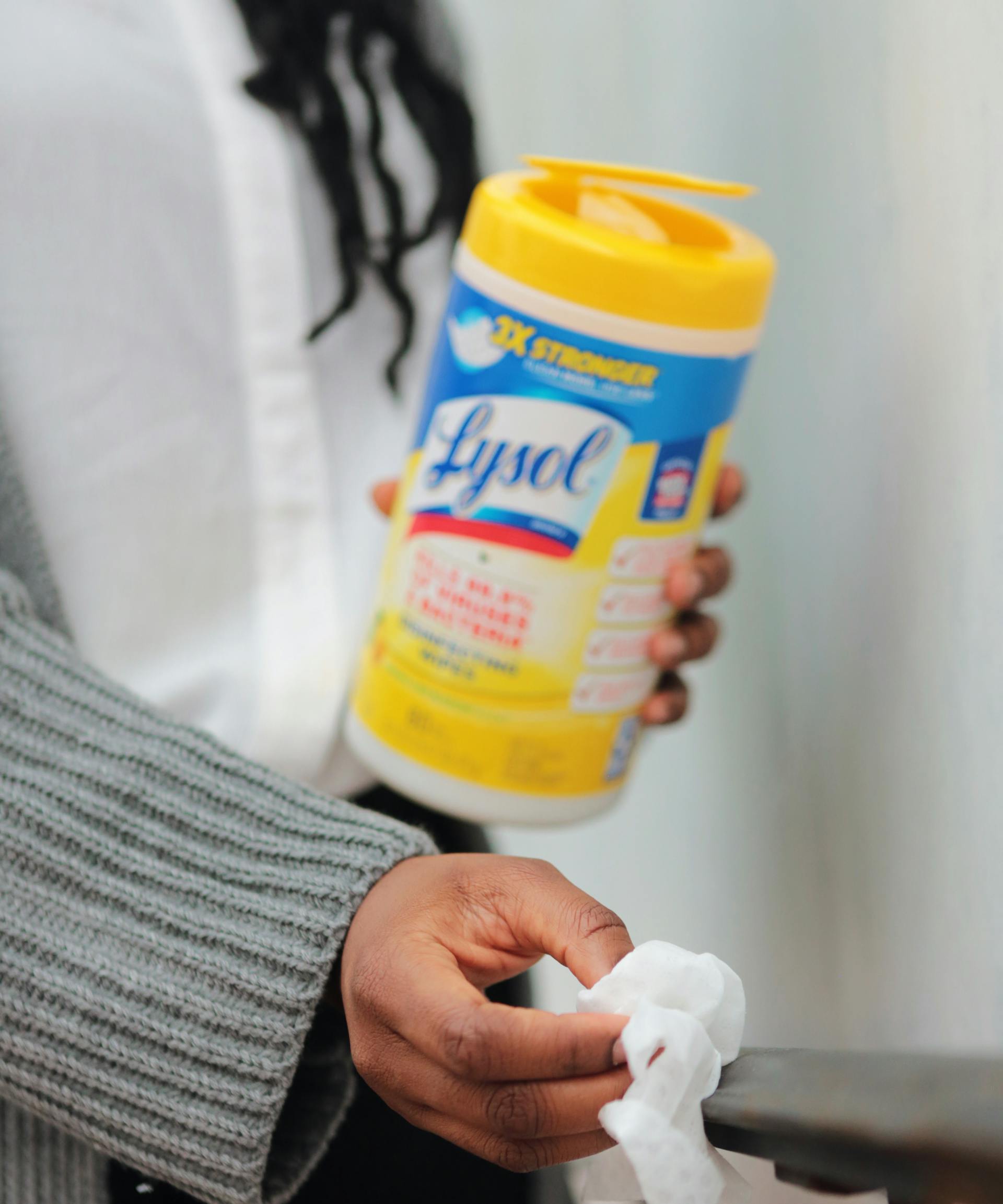 A woman holding wipes | Source: Pexels