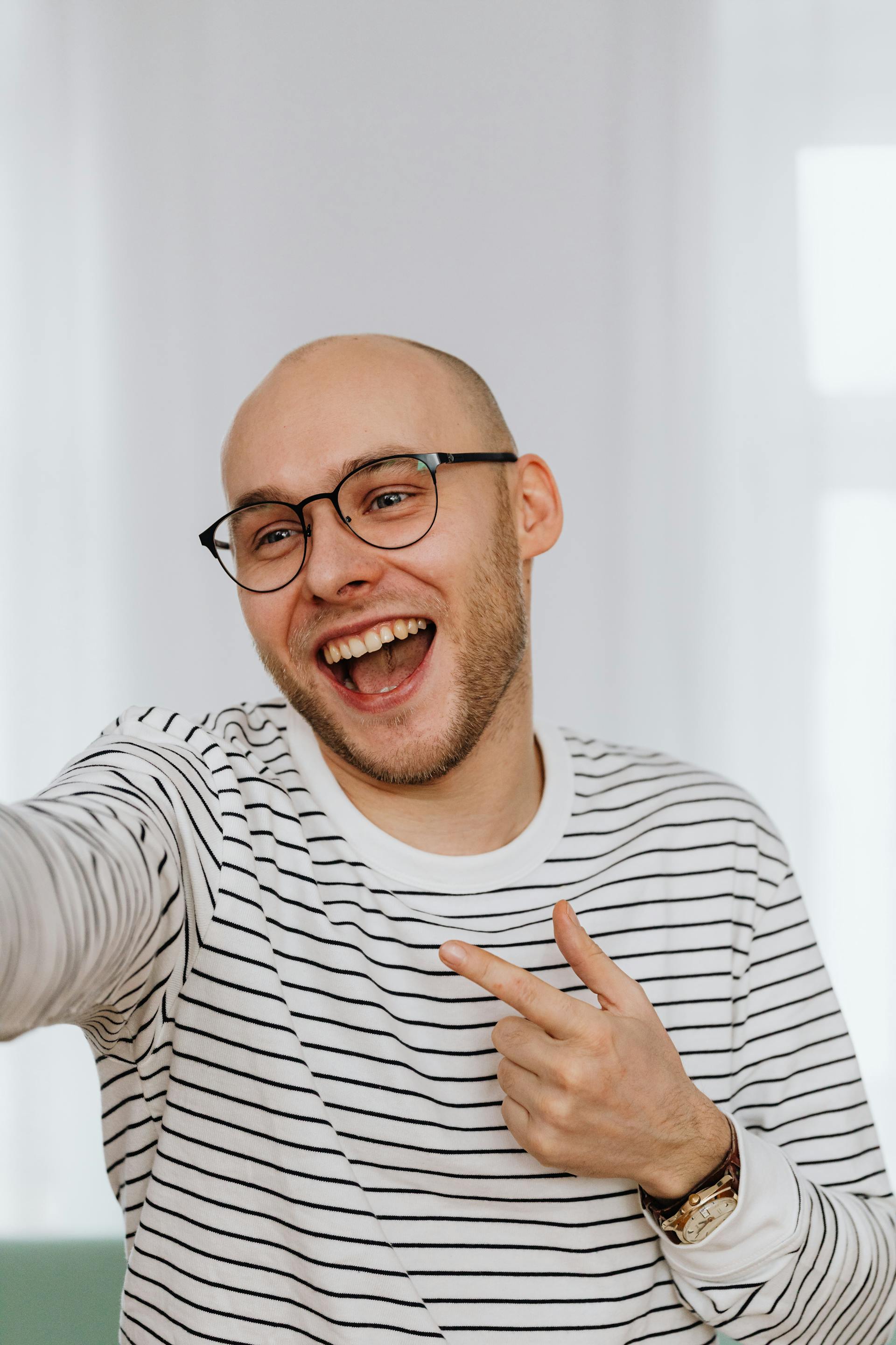 A man laughing | Source: Pexels