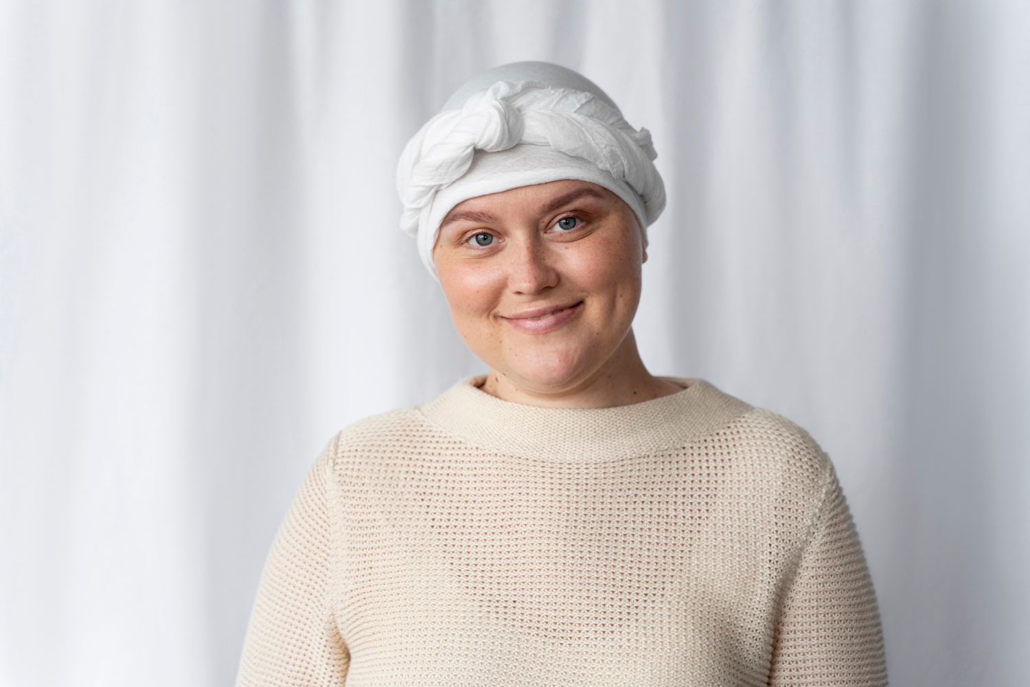 A smiling woman wearing a scarf | Source: Freepik
