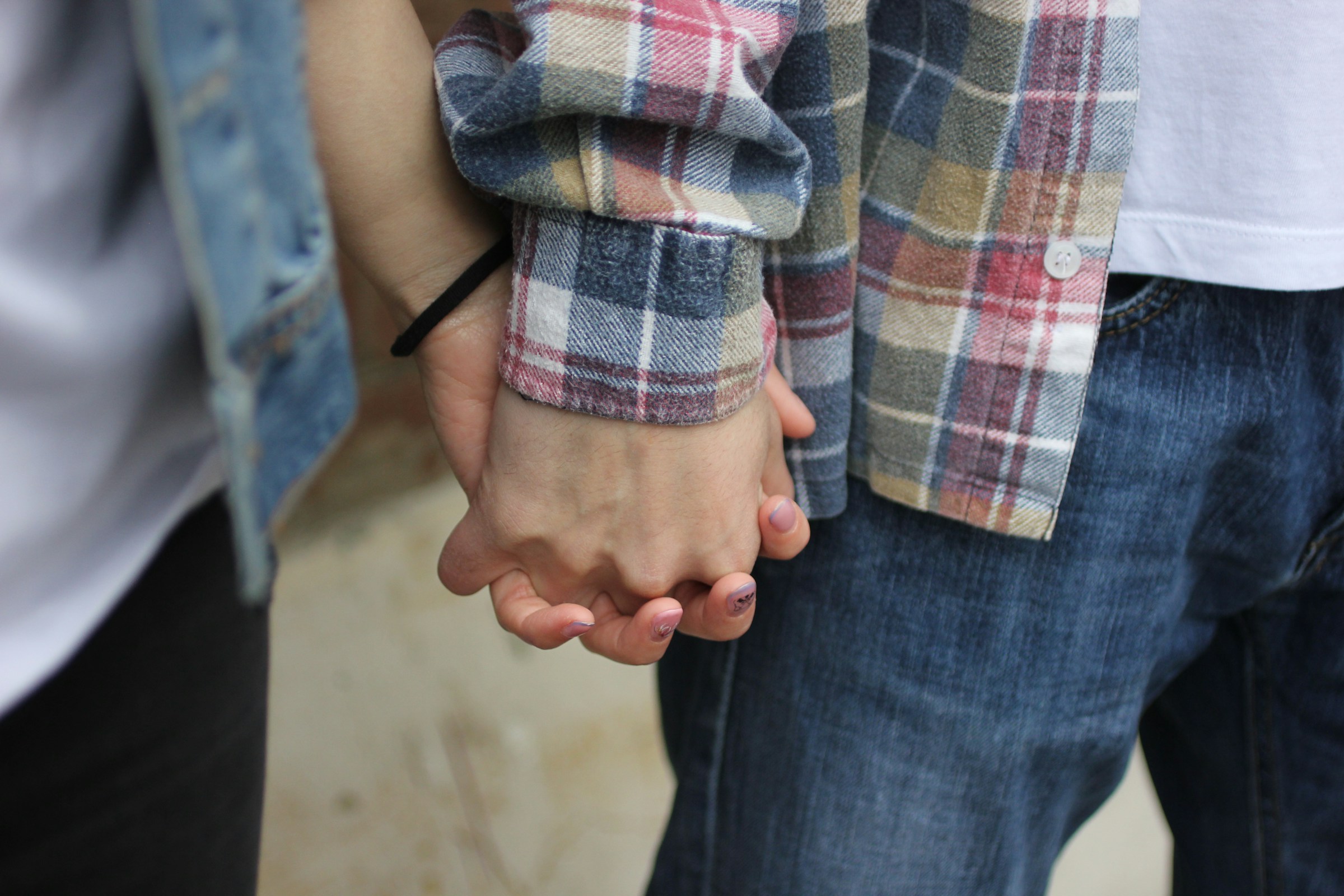 A couple holding hands | Source: Unsplash